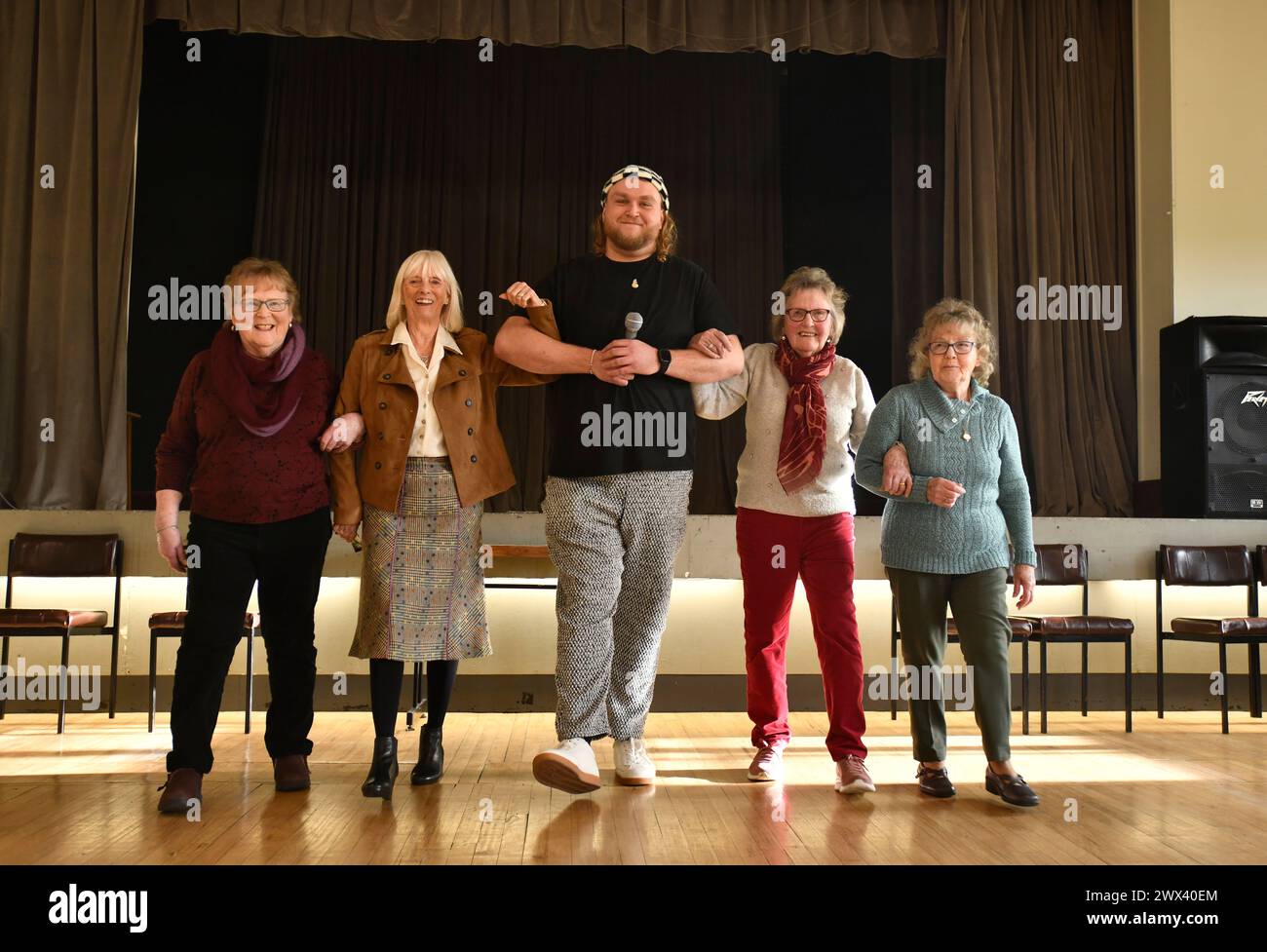 Callum Dougnie, le « bâtisseur de chant », accompagné d'admirateurs, pendant qu'il répétait à l'Anstice Hall de Telford, Callum était coureur de l'émission télévisée The Voice avec Sir Tom Jones comme mentor. Banque D'Images