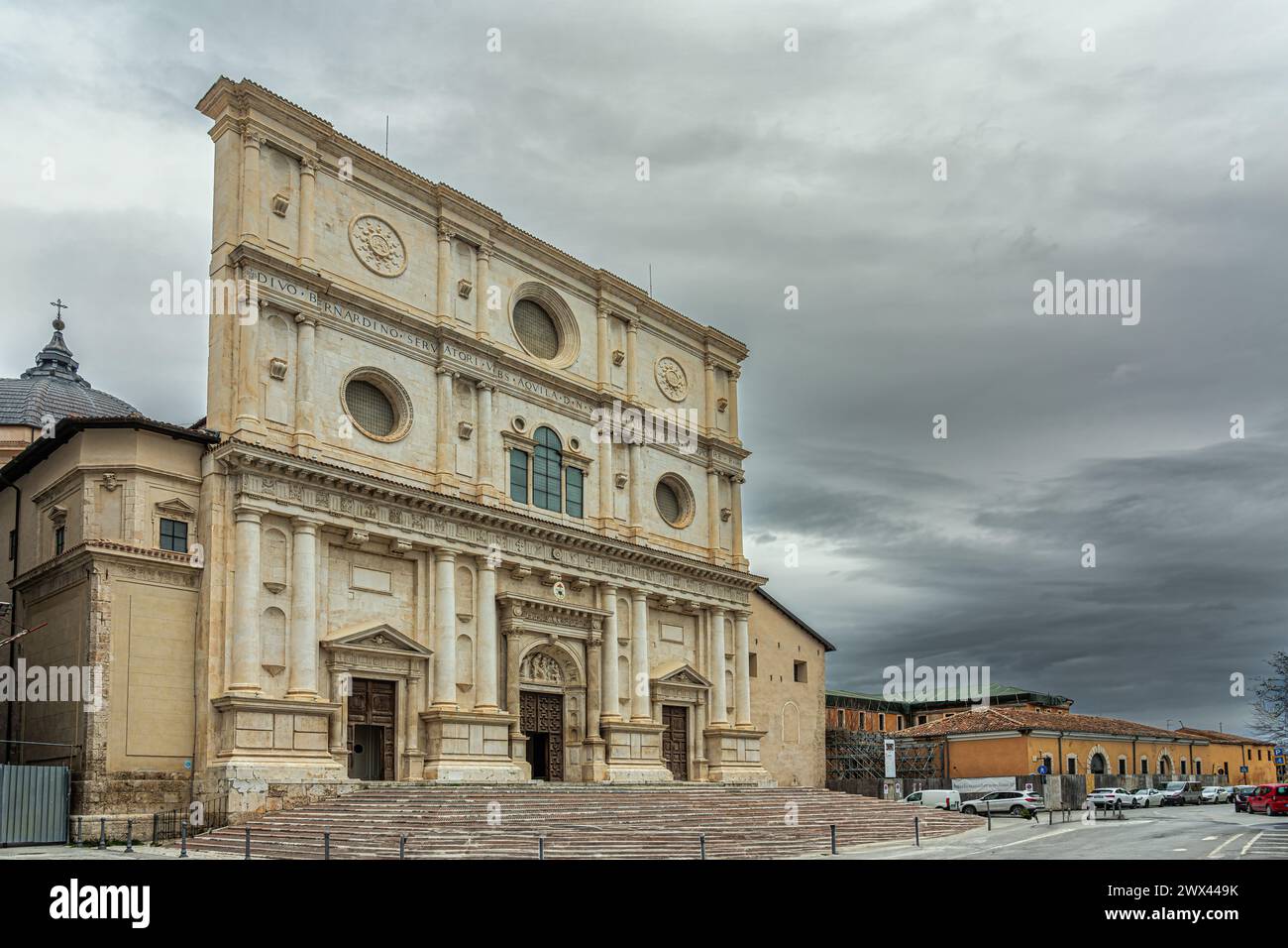 La façade de la basilique de San Berardino da Siena par Cola d'Amatrice. L'Aquila, Abruzzes, Italie, Europe Banque D'Images