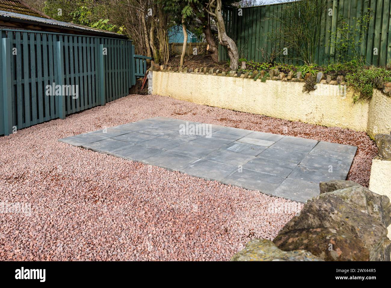 Base de dalle posée et construite pour l'érection d'une salle de jardin dans une allée, Écosse, Royaume-Uni Banque D'Images