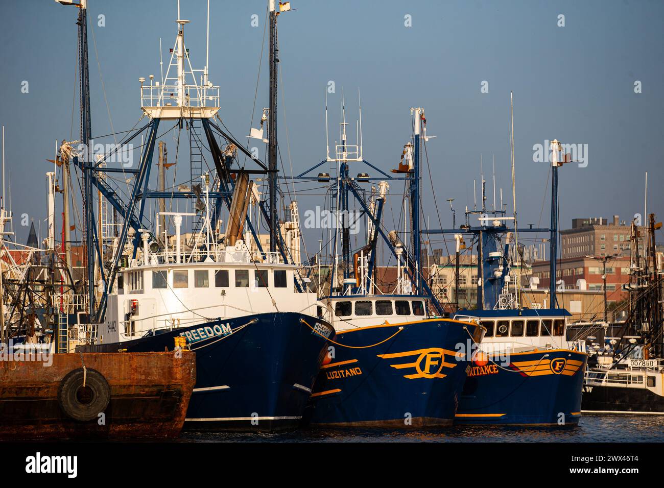 Des bateaux de pêche bordent le port de New Bedford, Massachusetts, le 6 septembre 2023 Banque D'Images