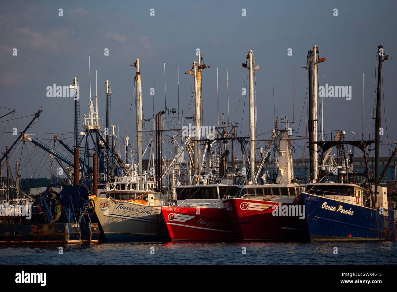 Des bateaux de pêche bordent le port de New Bedford, Massachusetts, le 6 septembre 2023 Banque D'Images