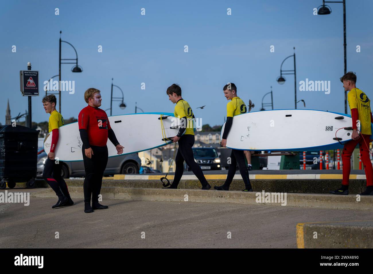 05.09.2023, Irland Land und Leute, surfer- und Küstenstadt Tramore BEI Waterford Irland im Südosten im County Waterford. Eine Surfergruppe mit Schülern auf dem Weg zu einem Surfkurs 05.09.2023, Irland Land und Leute 05.09.2023, Irland Land und Leute *** 05 09 2023, Irlande pays et peuple, surfeurs et ville côtière de Tramore près de Waterford Irlande dans le sud-est dans le comté de Waterford Un groupe de surfeurs avec des étudiants sur leur chemin à un cours de surf 05 09 2023, pays d'Irlande et les gens 05 09 2023, pays d'Irlande et les gens Banque D'Images