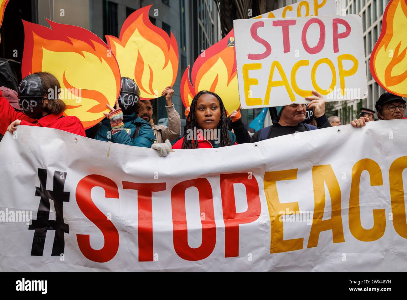 2023-10-17 Standard Bank, City of London UK. Arrêtez la manifestation de l'East Africa Crude Oil Pipeline (EACOP) devant la Standard Bank. Banque D'Images