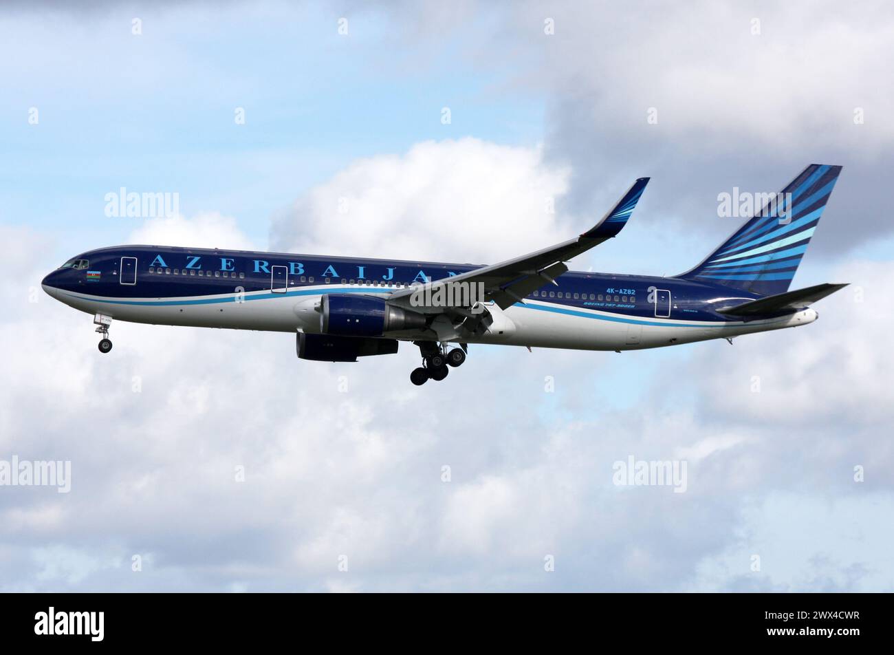 Un Boeing 767-300 d'Azerbaijan Airlines approche de l'aéroport de Londres Gatwick Banque D'Images