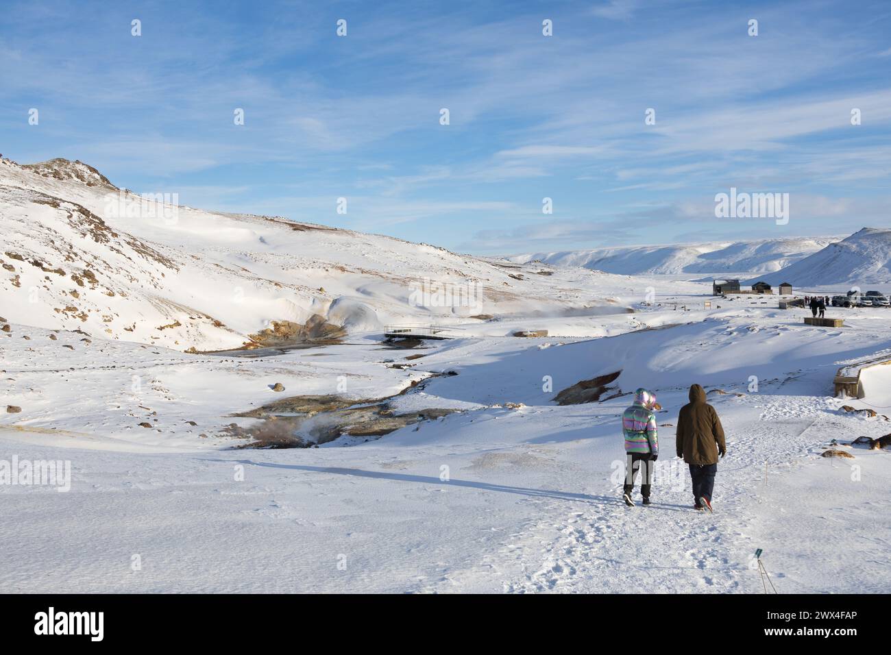 femmes marchant à travers la nature de l'islande en hiver Banque D'Images