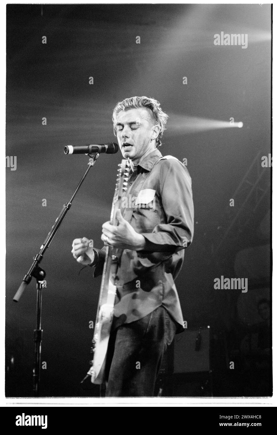 GAVIN ROSSDALE, BUSH, 2001 CONCERT : Gavin Rossdale du groupe de rock anglais Bush jouant dans leur formation originale avant une pause de 10 ans en tournée avec l'album 'Golden State' au Newport Centre à Newport, au pays de Galles, au Royaume-Uni, le 25 novembre 2001. Photo : Rob Watkins. INFO : Bush, un groupe de rock anglais formé en 1992, est devenu célèbre avec des succès comme 'Glycerine' et 'Machinehead'. Leur son inspiré du grunge, dirigé par la voix émotive de Gavin Rossdale, a résonné avec le public du monde entier. Banque D'Images