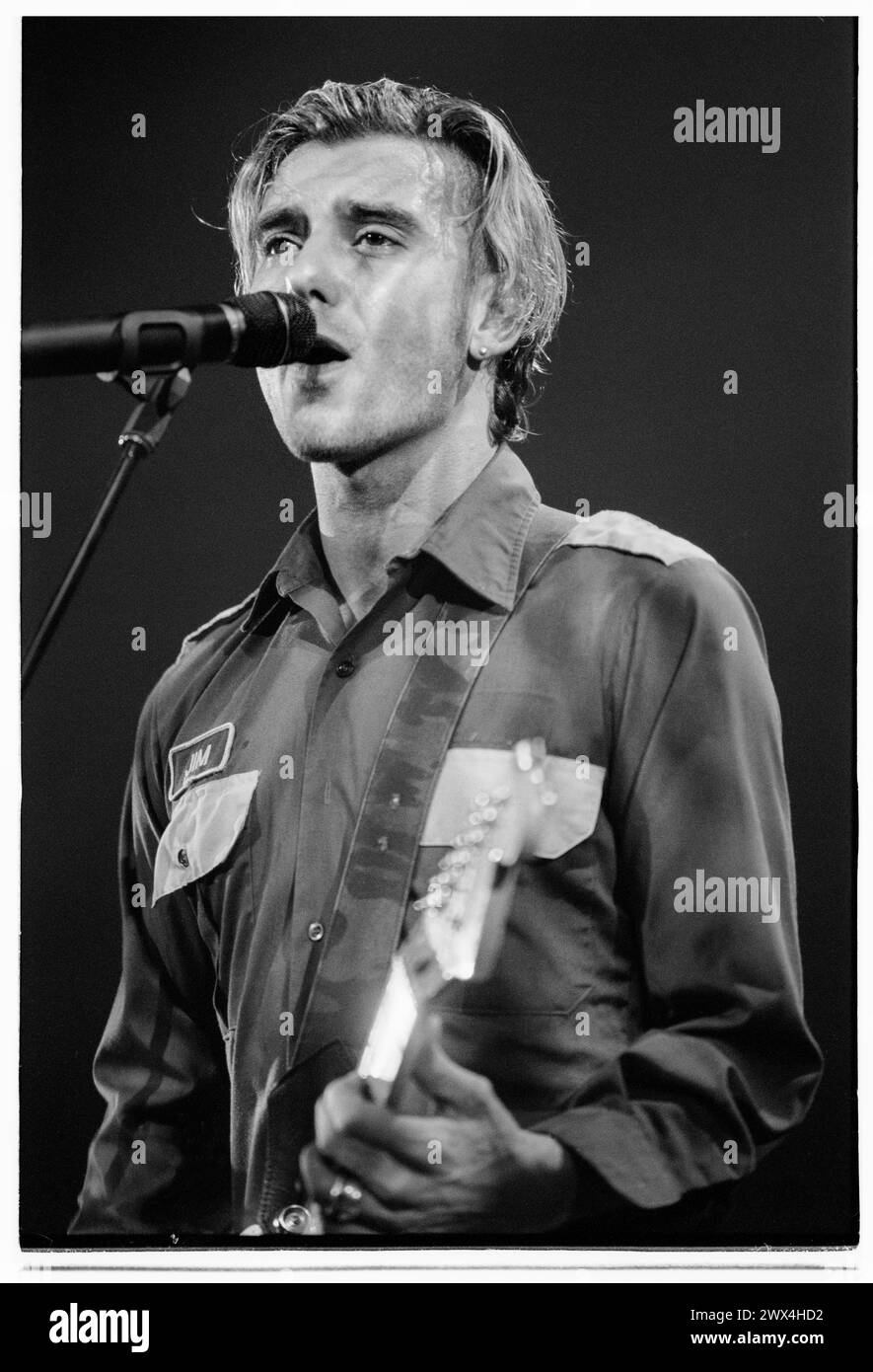 GAVIN ROSSDALE, BUSH, 2001 CONCERT : Gavin Rossdale du groupe de rock anglais Bush jouant dans leur formation originale avant une pause de 10 ans en tournée avec l'album 'Golden State' au Newport Centre à Newport, au pays de Galles, au Royaume-Uni, le 25 novembre 2001. Photo : Rob Watkins. INFO : Bush, un groupe de rock anglais formé en 1992, est devenu célèbre avec des succès comme 'Glycerine' et 'Machinehead'. Leur son inspiré du grunge, dirigé par la voix émotive de Gavin Rossdale, a résonné avec le public du monde entier. Banque D'Images