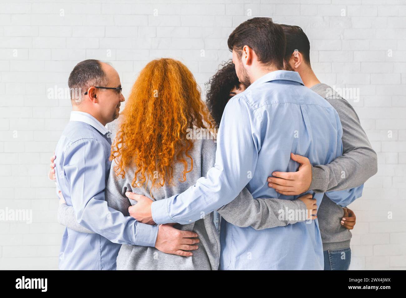 Groupe de personnes serrées en cercle et se soutenant mutuellement Banque D'Images