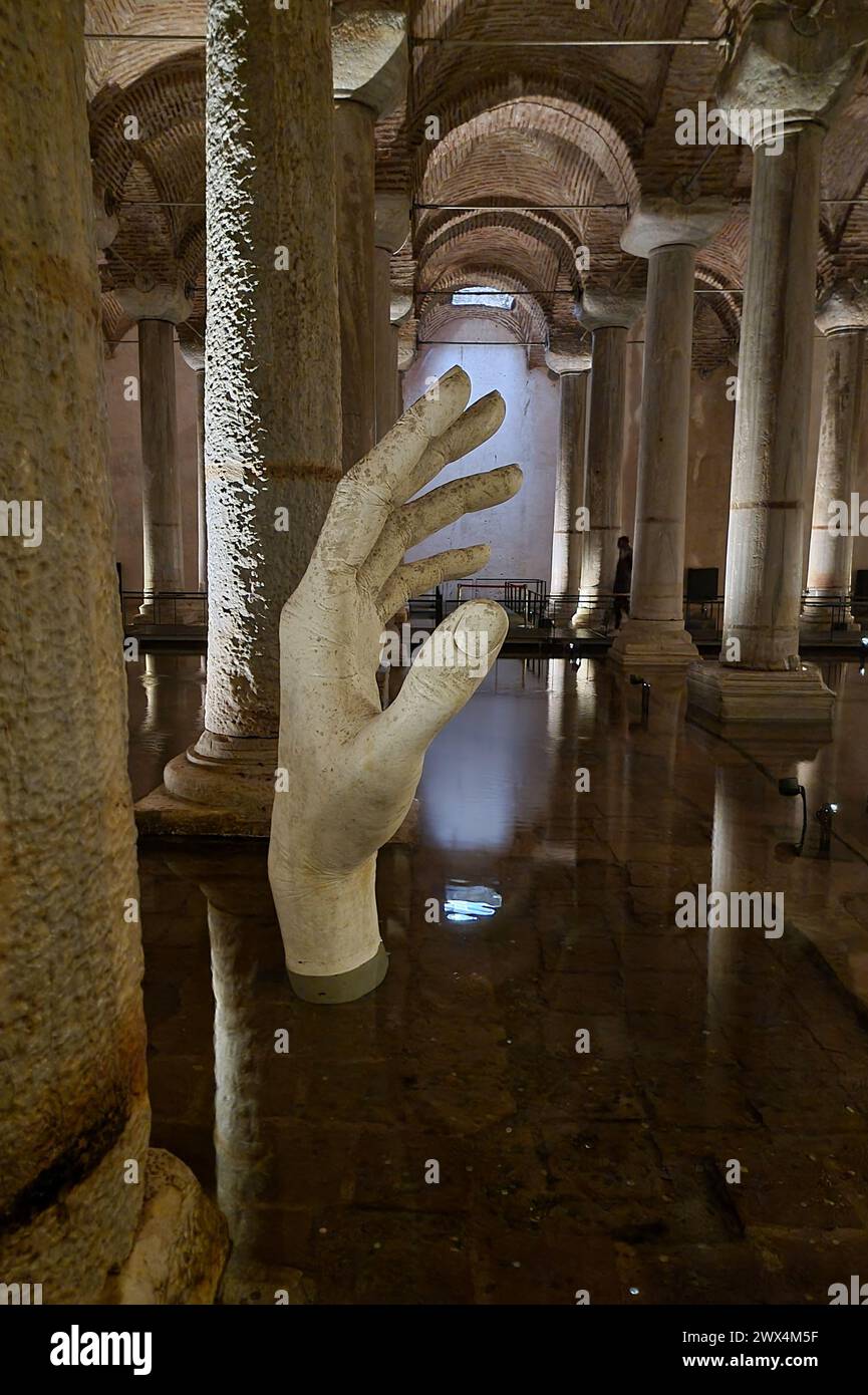 Sculpture d'une main dans la citerne Basilique (Yerebatan Sarnıcı), Istanbul, Turquie Banque D'Images
