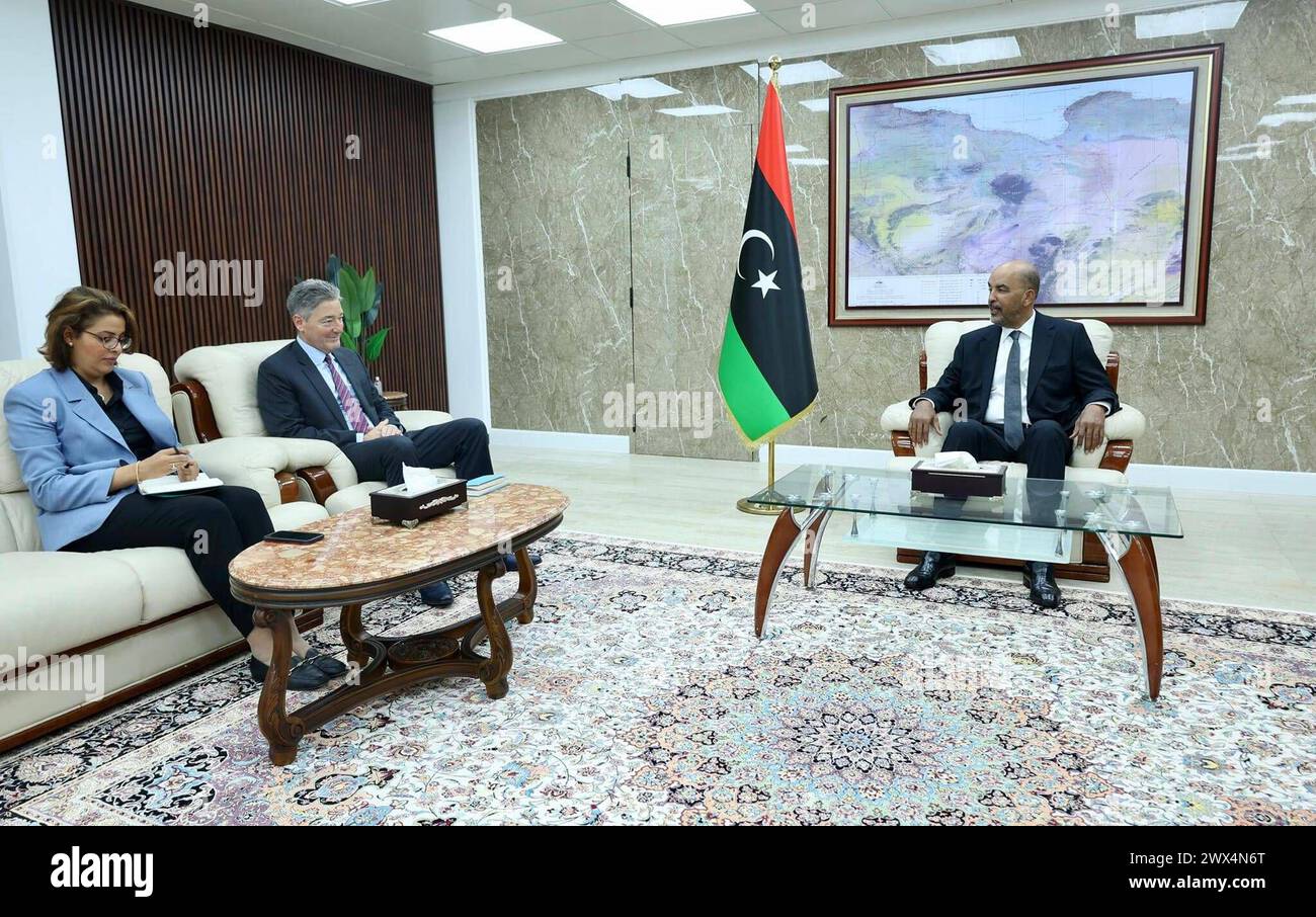 Représentant au Conseil présidentiel libyen, Musa Al-Koni, reçoit l'Ambassadeur de la République fédérale d'Allemagne en Libye Représentant au Conseil présidentiel libyen, Musa Al-Koni, reçoit l'Ambassadeur de la République fédérale d'Allemagne en Libye, Michael Unmacht, pour discuter des derniers développements de la situation en Libye à tous les niveaux, en particulier politique, économique et sécuritaire, Libye, le 27 mars 2024. Photo du Conseil présidentiel libyen apaimages Jamahiriya arabe libyenne libyenne 2703024 Libia LPO 001 Copyright : xapaimagesxLibyanxPresidentialxCouncilxxapaimagesx Banque D'Images