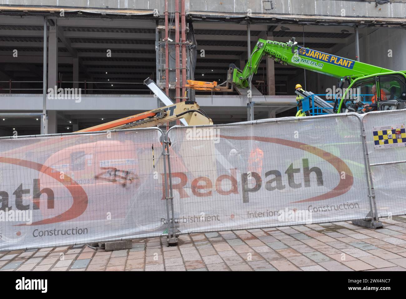 Travaux de construction en cours à Buchanan Street, Glasgow. Des machines lourdes sont utilisées par la société Redpath construction pour rénover un atelier. Banque D'Images