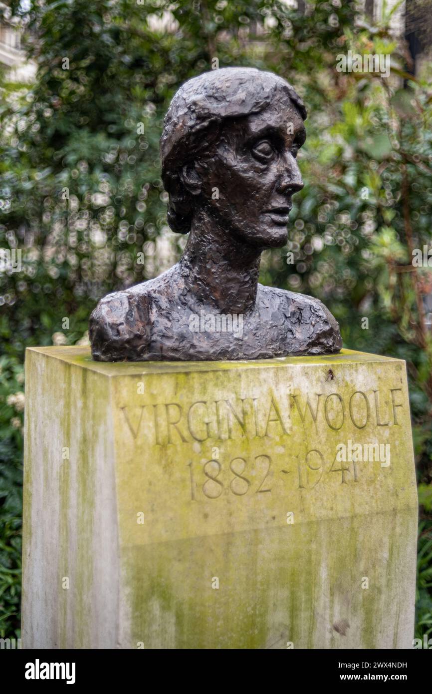 Virginia Woolf Tavistock Square Bloomsbury Londres - Virginia Woolf buste ou statue 2004, copie en bronze d'un original, sculpteur Stephen Tomlin 1931. Banque D'Images