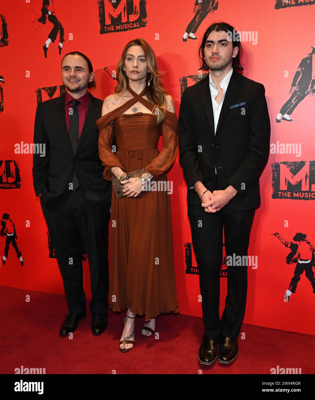 Londres, Royaume-Uni. 27 mars 2024. Michael Jackson enfants Bigi Jackson, Paris Jackson et Prince Jackson assistent à la soirée d'ouverture de la production britannique de Broadway - MJ the musical au Prince Edward Theatre. Crédit : Voir Li/Picture Capital/Alamy Live News Banque D'Images