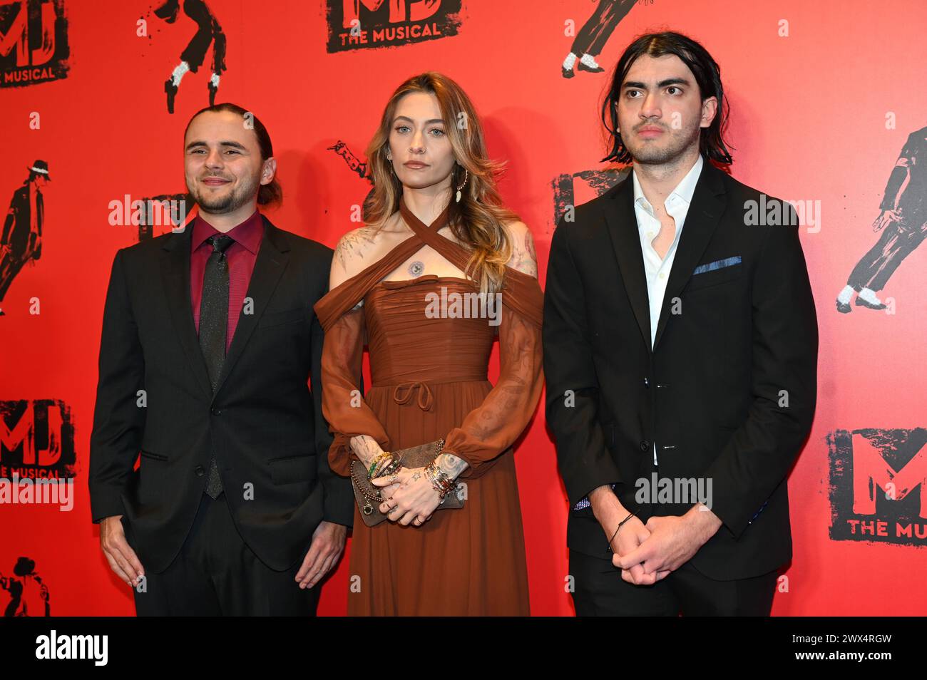 Londres, Royaume-Uni. 27 mars 2024. Michael Jackson enfants Bigi Jackson, Paris Jackson et Prince Jackson assistent à la soirée d'ouverture de la production britannique de Broadway - MJ the musical au Prince Edward Theatre. Crédit : Voir Li/Picture Capital/Alamy Live News Banque D'Images