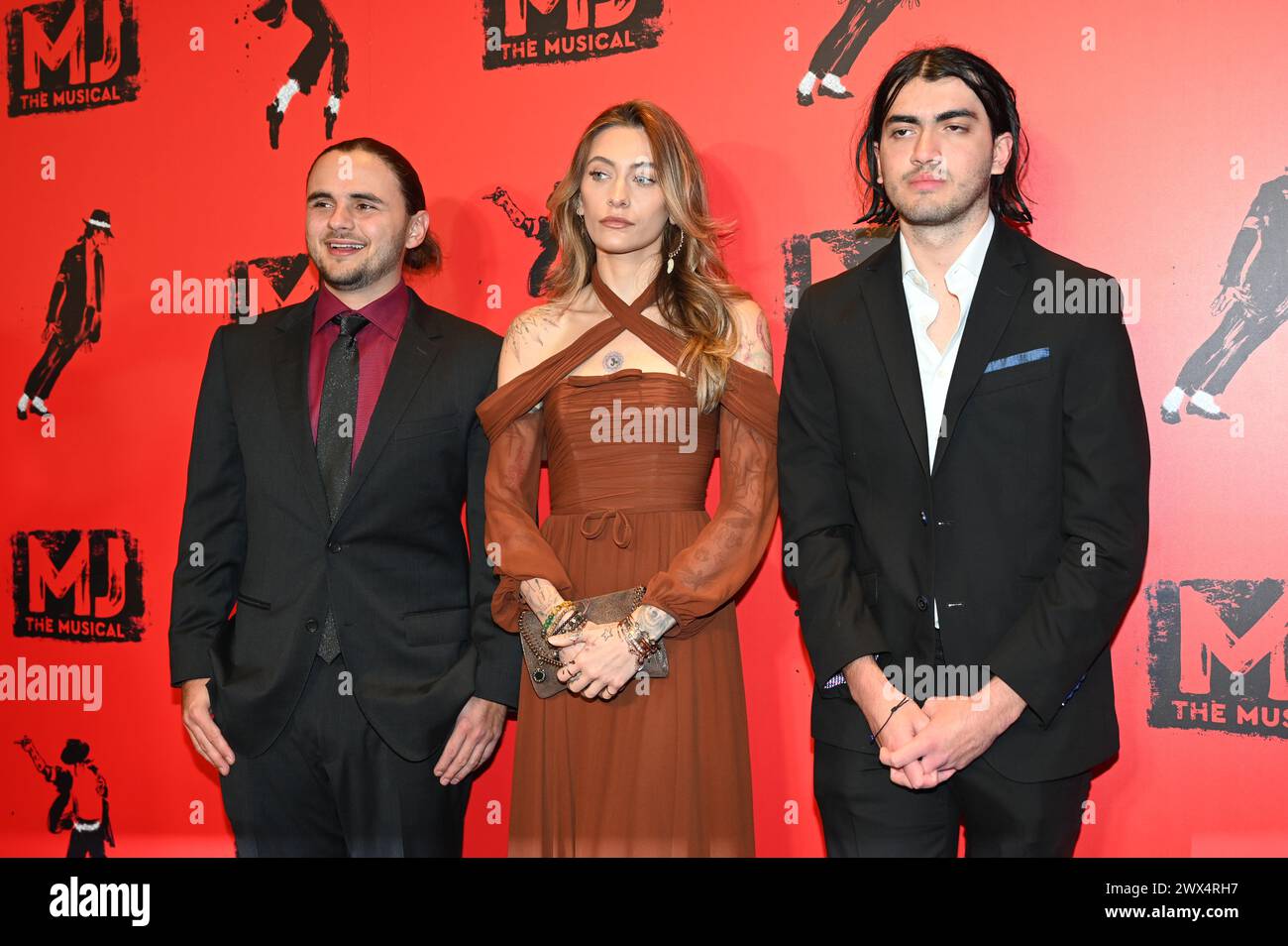 Londres, Royaume-Uni. 27 mars 2024. Michael Jackson enfants Bigi Jackson, Paris Jackson et Prince Jackson assistent à la soirée d'ouverture de la production britannique de Broadway - MJ the musical au Prince Edward Theatre. Crédit : Voir Li/Picture Capital/Alamy Live News Banque D'Images