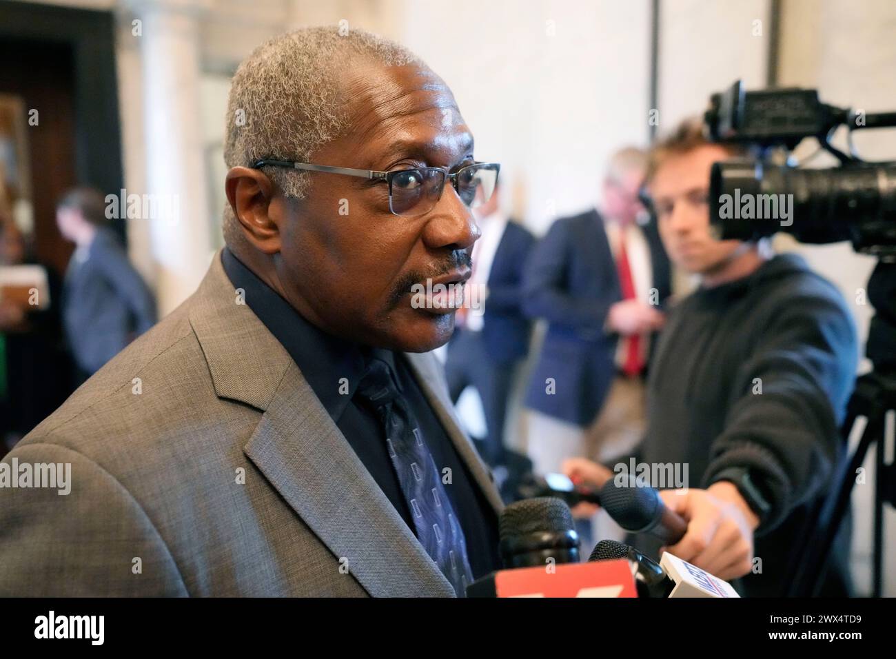 Mississippi State Senate Medicaid Committee member John Horhn, D-Jackson, speaks to reporters following the committee passing a proposal to expand Medicaid benefits to tens of thousands of residents Wednesday, March 27, 2024, in the Mississippi State Capitol. However, the senate proposal would cover fewer people than the House version. (AP Photo/Rogelio V. Solis) Banque D'Images