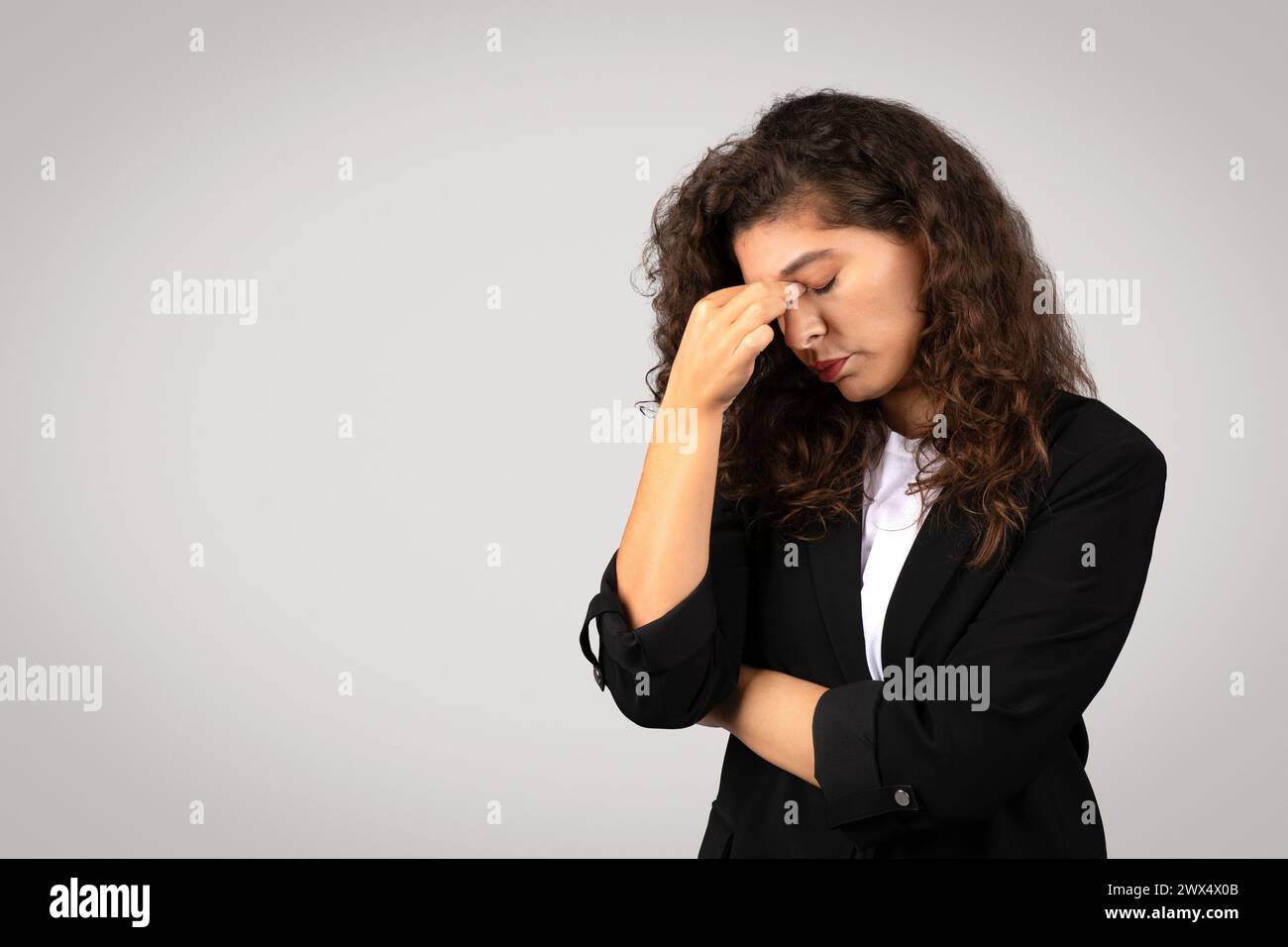Femme cachant le visage avec sa main dans le désespoir Banque D'Images