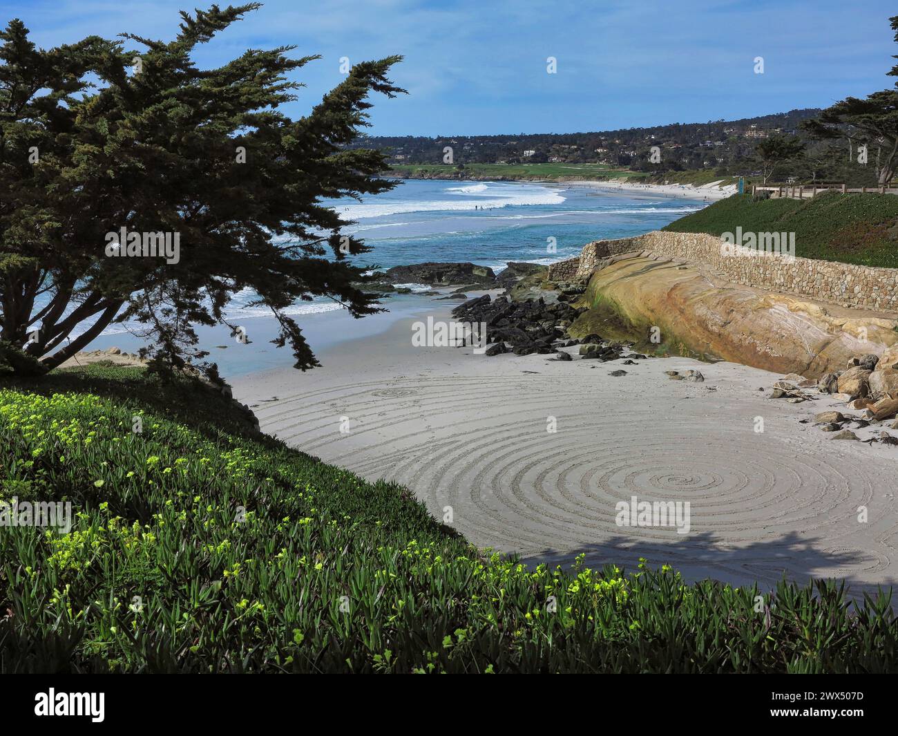 Carmel, Californie, USA 22 mars 2024 Une vue de la plage de Carmels ÒlittleÓ au bas de la 13ème rue, montrant les cercles de sable réalisés par Creative PEO Banque D'Images