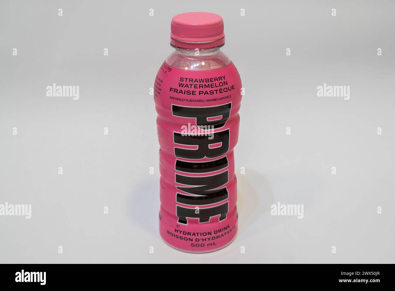 Prime est une gamme de boissons pour sportifs, de mélanges de boissons et de boissons énergisantes créée et commercialisée par Prime Hydration, LLC. Fraise pastèque aromatisée. Banque D'Images