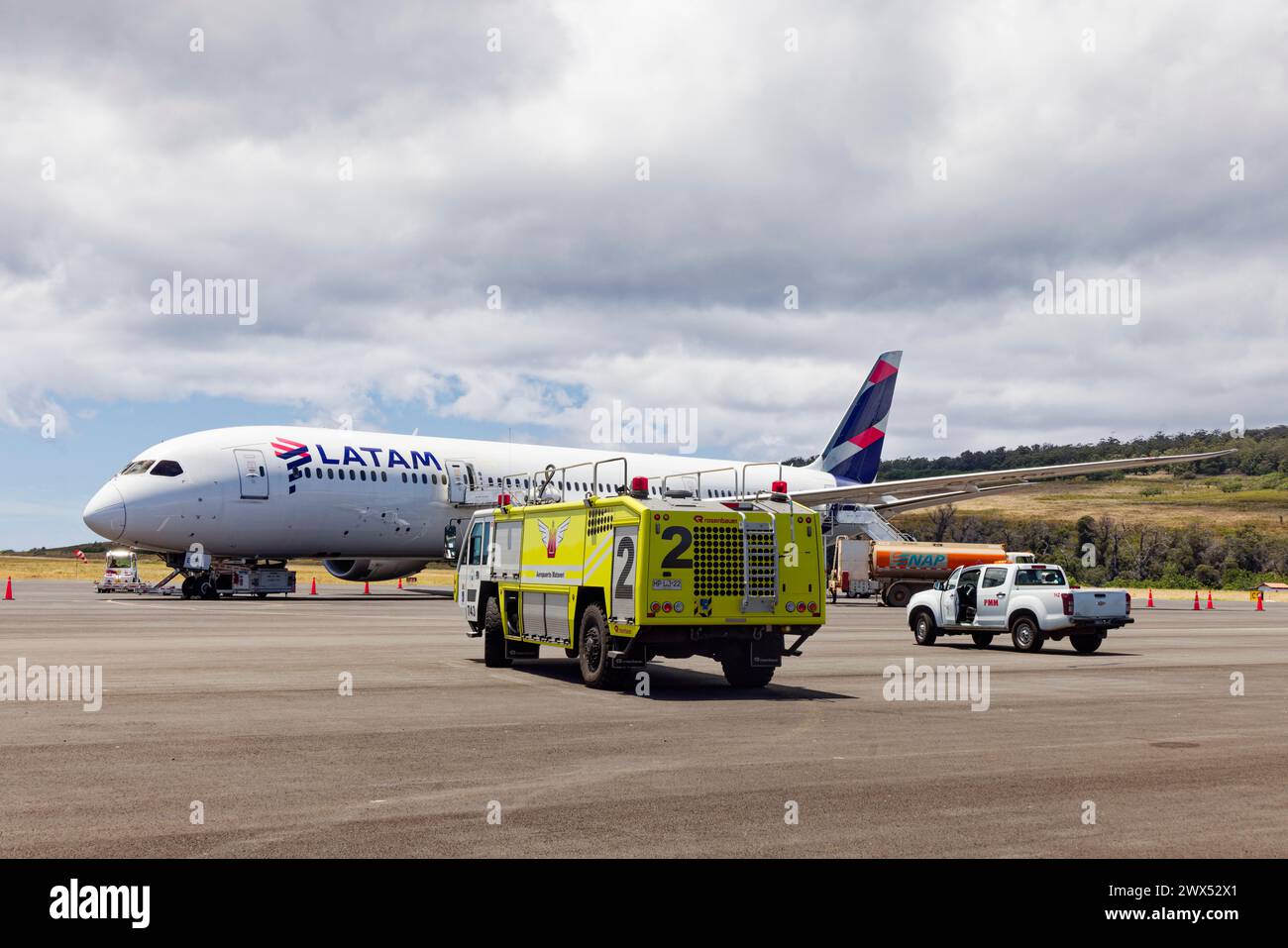 Île de Pâques, Chili. 31 décembre 2023. Un avion LATAM Airline sur le tarmac de l'aéroport international Mataveri le 31 décembre 2023 à l'île de Pâques. Banque D'Images