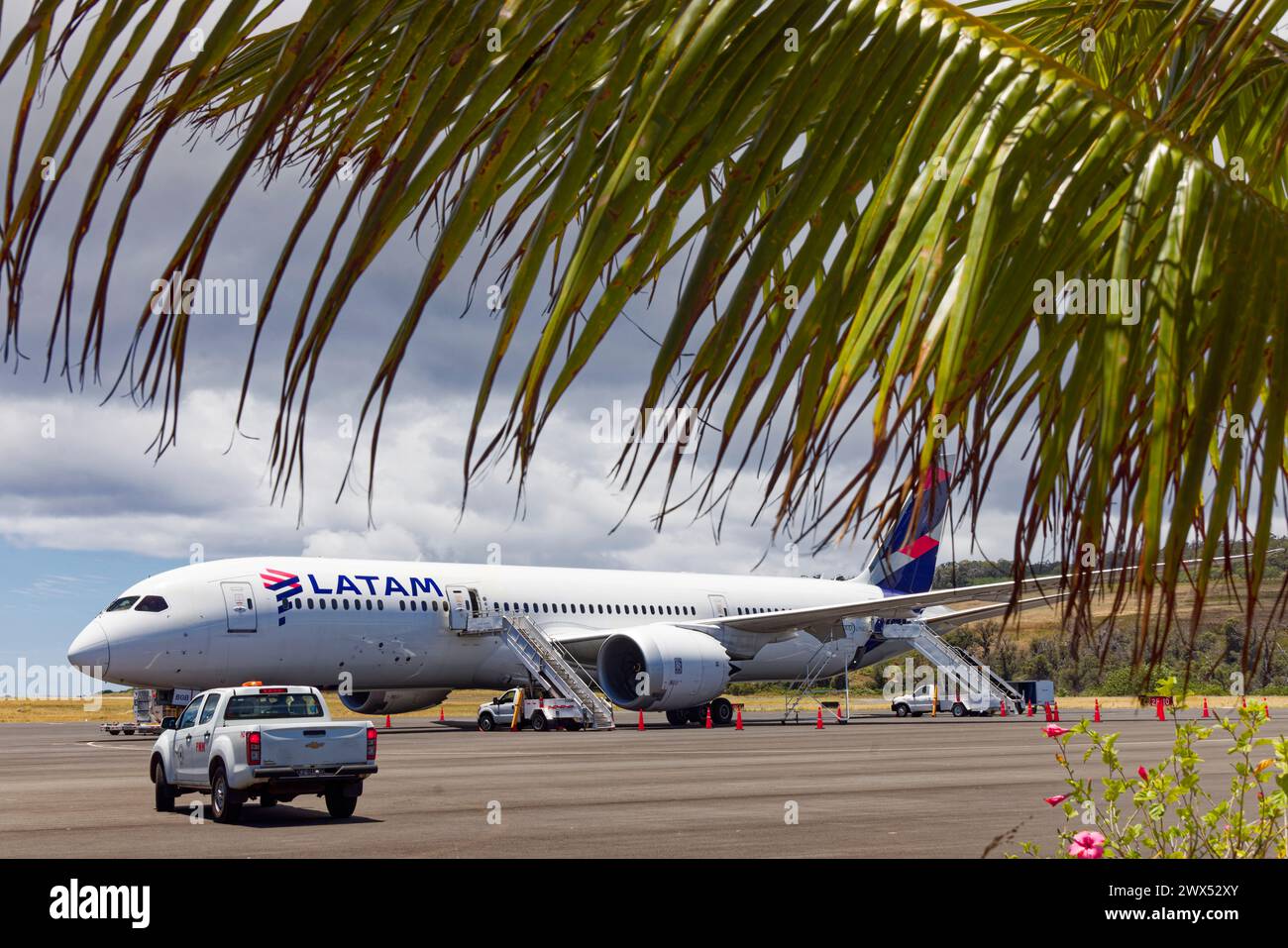 Île de Pâques, Chili. 31 décembre 2023. Un avion LATAM Airline sur le tarmac de l'aéroport international Mataveri le 31 décembre 2023 à l'île de Pâques. Banque D'Images