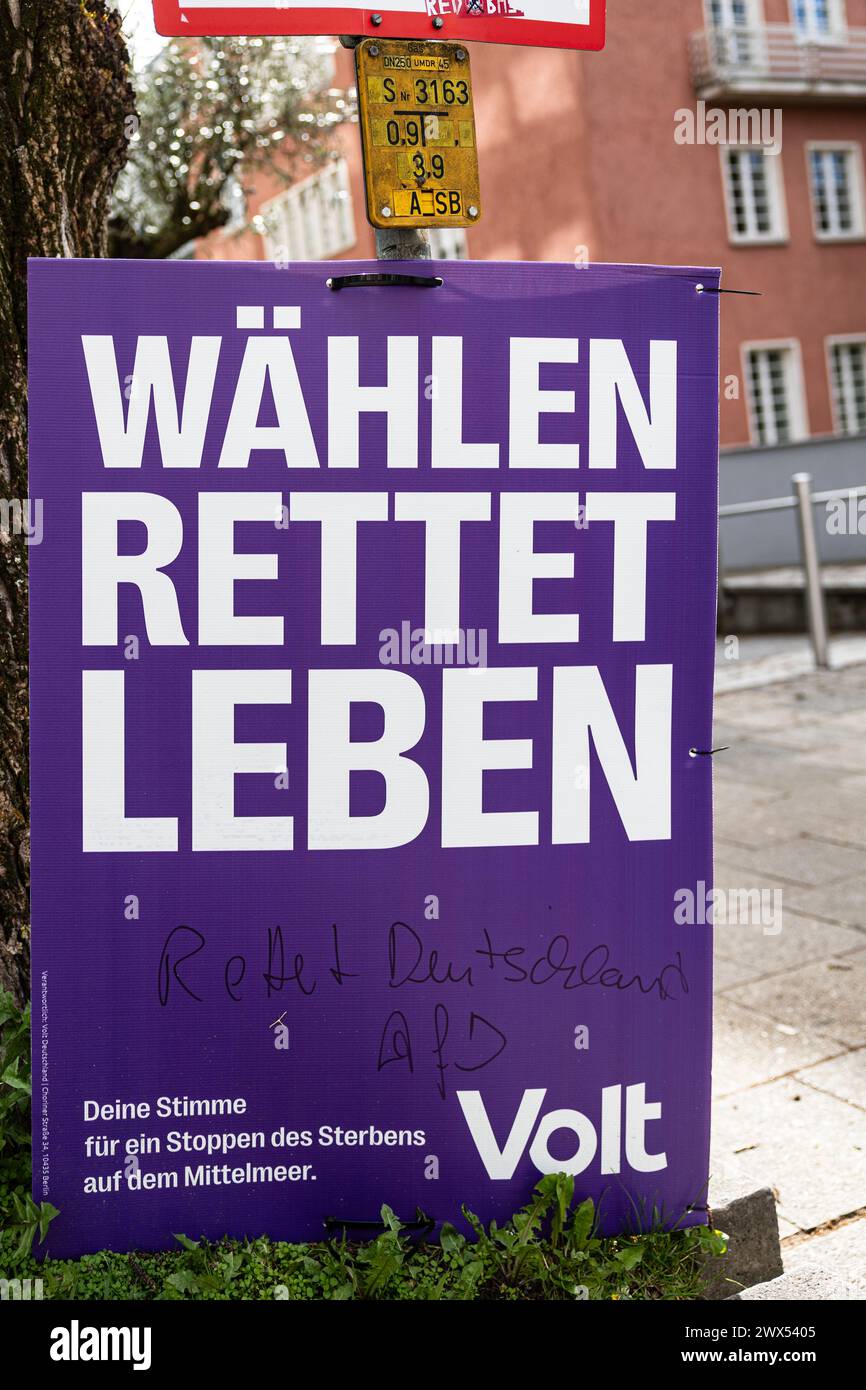 Munich, Allemagne. 27 mars 2024. Affiche électorale de la Volt lettrage Pro-AFD : sauver l'Allemagne AFD. Promenez-vous dans Schwabing le 27 mars 2024 à Munich, en Allemagne. (Photo de Alexander Pohl/Sipa USA) crédit : Sipa USA/Alamy Live News Banque D'Images