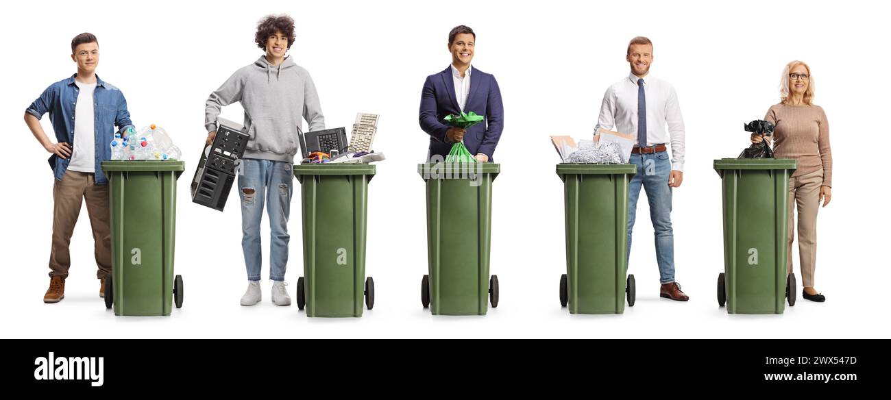 Les gens jetant différents types de déchets dans des poubelles isolées sur fond blanc Banque D'Images