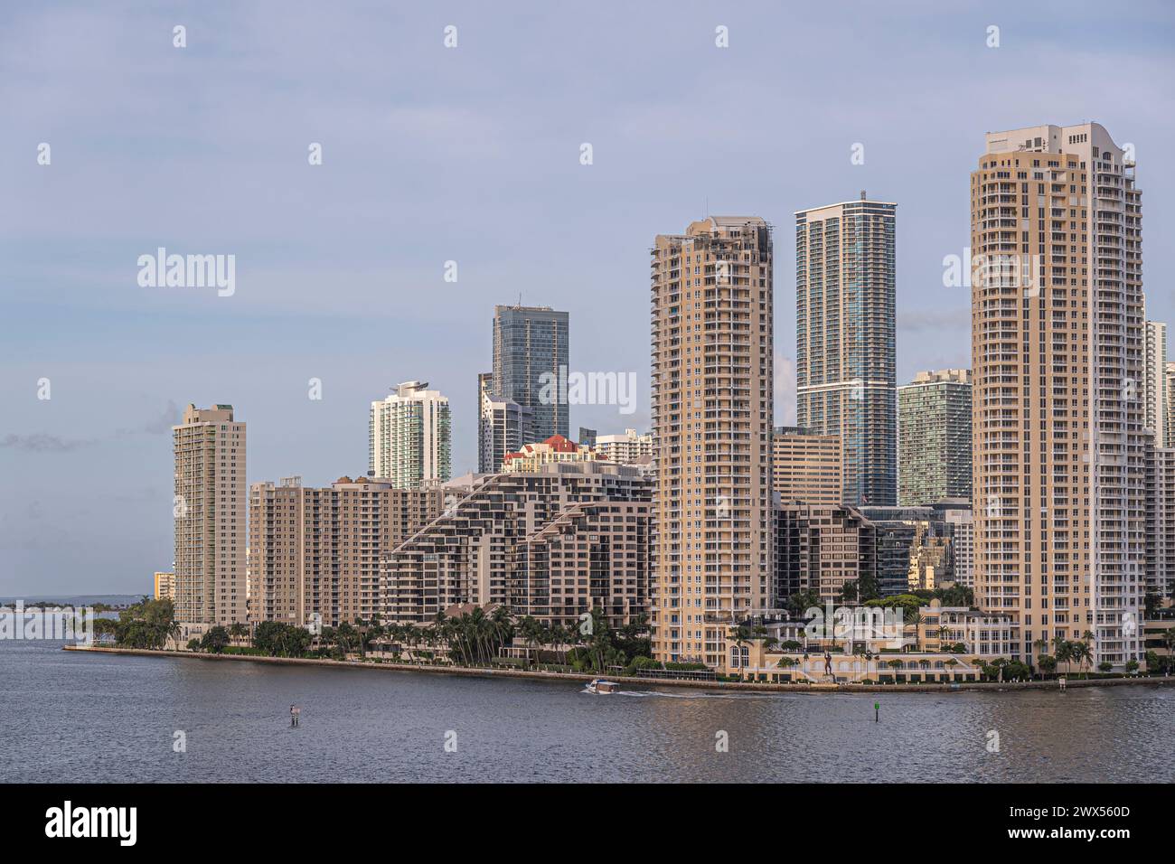 Miami, Floride, États-Unis - 29 juillet 2023 : immeubles de grande hauteur sur l'île de Brickell Key sous le ciel bleu clair du matin. La statue Centinel entre Tequesta poi Banque D'Images