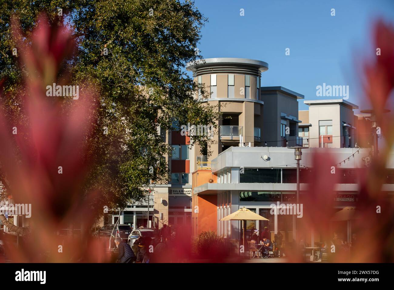 Cupertino, Californie, États-Unis - 1er janvier 2023 : les gens se promènent et mangent au centre-ville de main Street Cupertino. Banque D'Images