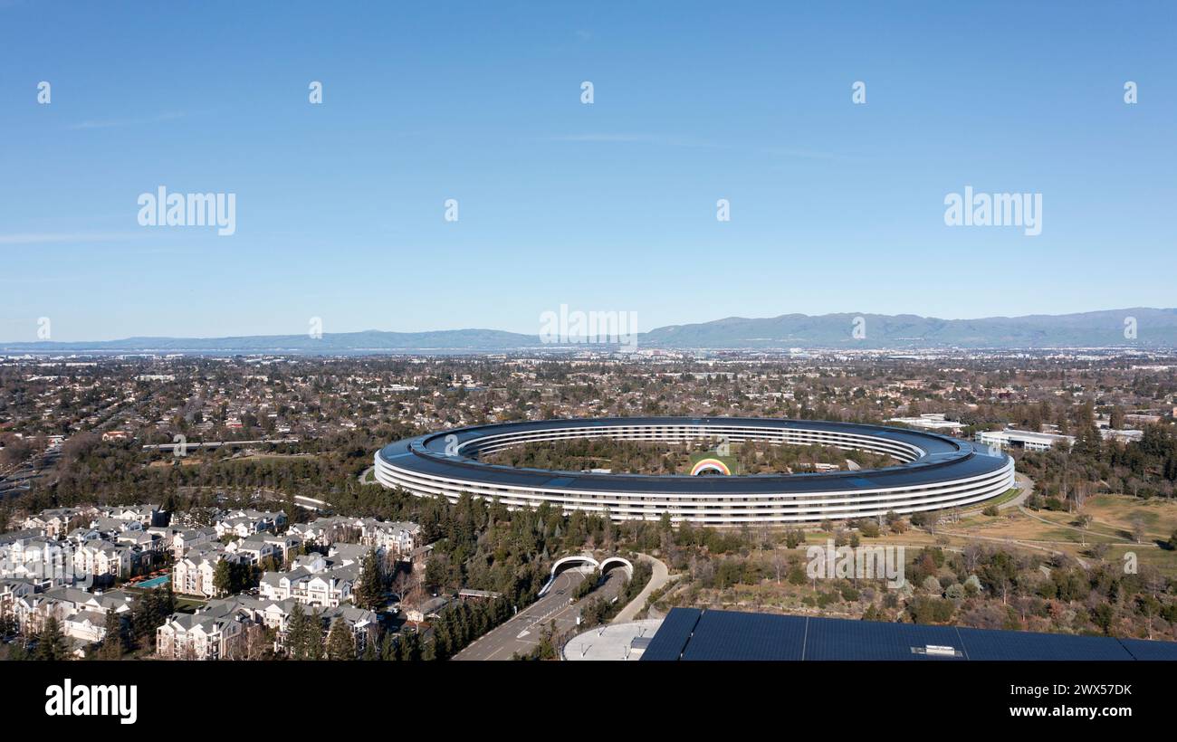 Cupertino, Californie, États-Unis - 1er janvier 2023 : l'après-midi, le soleil brille sur Apple Park, le siège social d'Apple Inc Banque D'Images