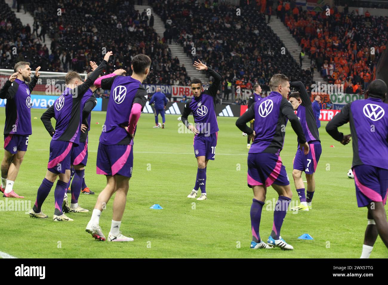 Francfort, Allemagne - 26. MARS 2024 : échauffement des joueurs allemands (C) Jamal MUSIALA lors du match amical de football entre l'équipe nationale d'ALLEMAGNE et l'équipe nationale des PAYS-BAS au Frankurt Football Stadium à Francfort-sur-le-main le 26. Mars 2024, - Allemagne vs PAYS-BAS - - die Deutsche Fussball Nationalmannschaft beim Freundschaftsspiel gegen Holland à Francfort-sur-le-main. L'Èquipe d'Allemagne de Football a joué dans un match amical a Francfort contre l'équipe nationale des pays Bas. (Photo et copyright @ Arthur THILL/ATP images (THILL Arthur/ATP/SPP) Banque D'Images