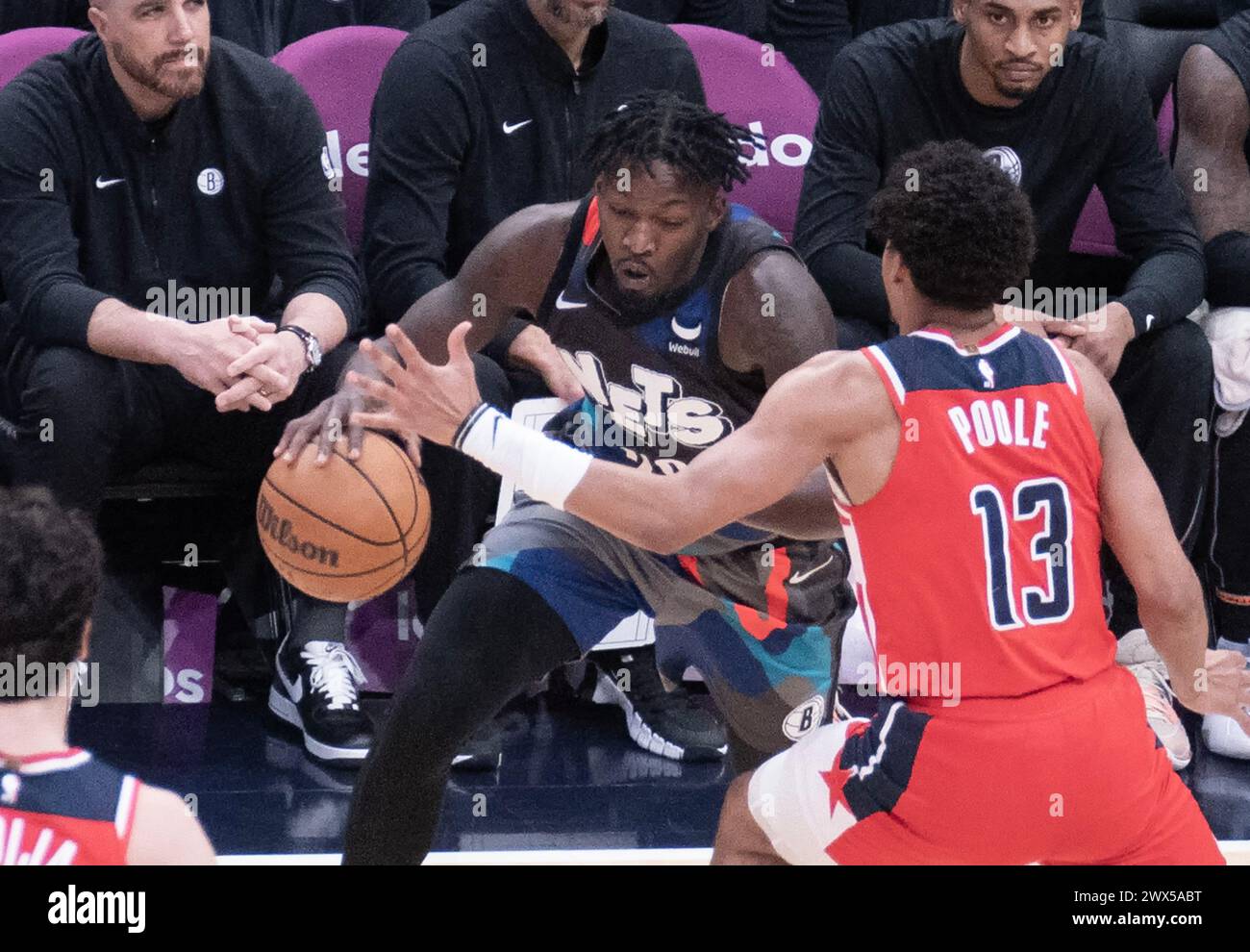 Washington, États-Unis. 27 mars 2024. WASHINGTON, DC - MARS 27 : Jordan Poole (13 ans), garde des Wizards de Washington, défend contre Cam Thomas (24 ans), garde des Brooklyn nets, lors d'un match NBA entre les Wizards de Washington et les nets de Brooklyn, le 27 mars 2024, au Capital One Arena, à Washington, DC. (Photo de Tony Quinn/SipaUSA) crédit : Sipa USA/Alamy Live News Banque D'Images