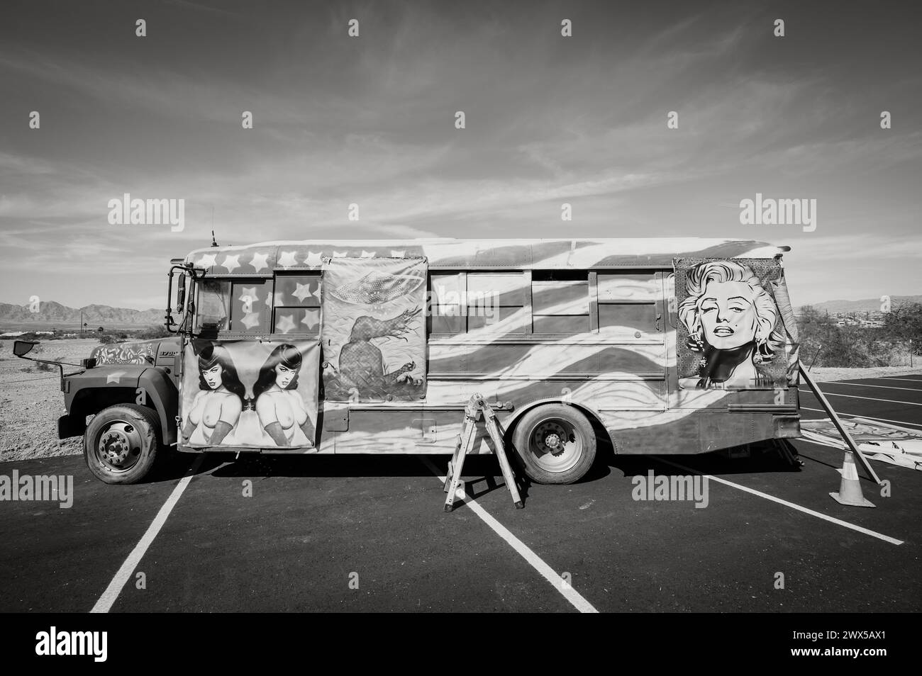 Un artiste accroche des peintures sur un bus peint sur mesure avec drapeau américain. Lake Havasu AZ, États-Unis. Banque D'Images
