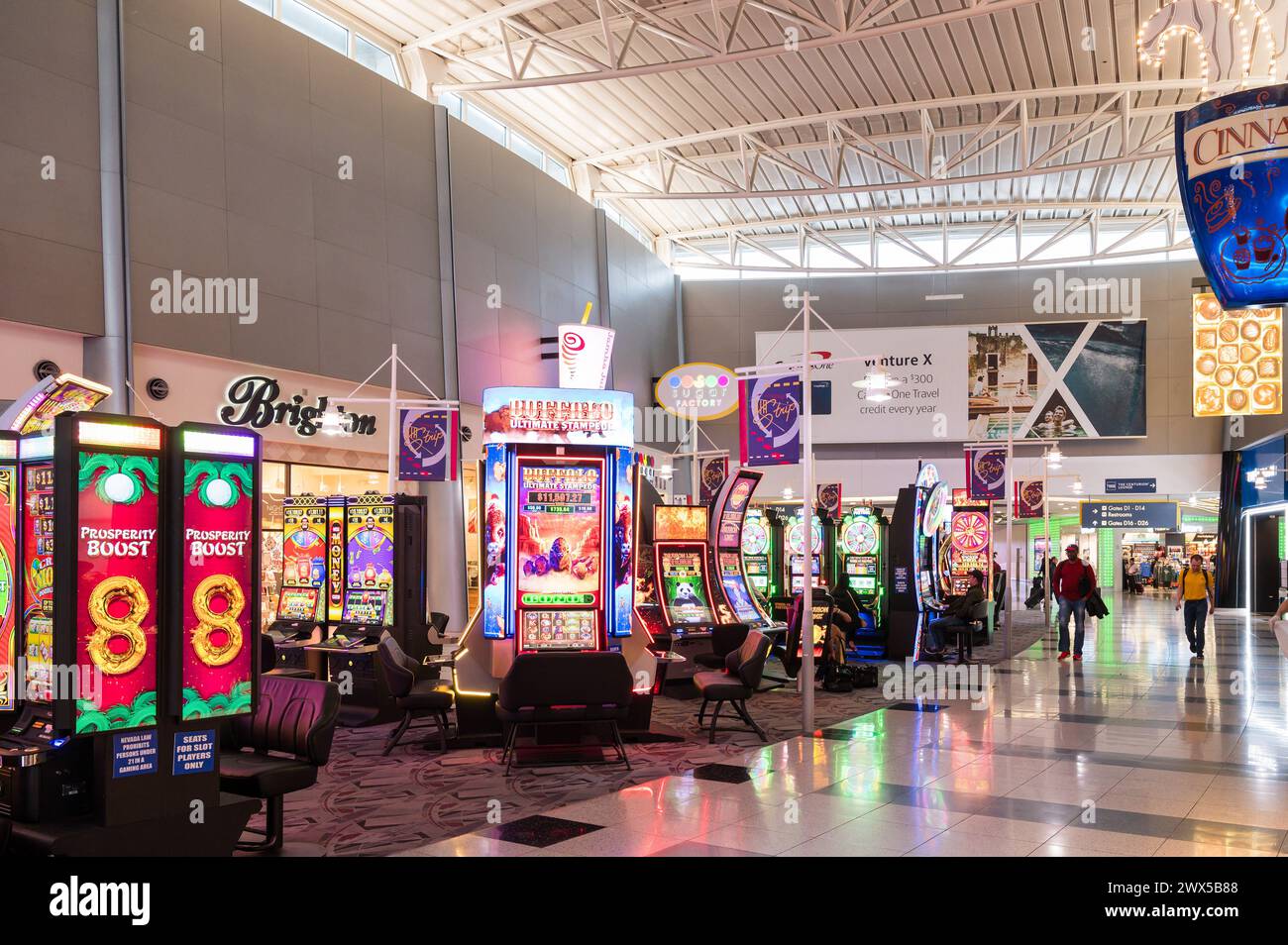 Machines à sous à l'intérieur de l'aéroport international Harry Reid. Las Vegas Nevada, États-Unis. Banque D'Images