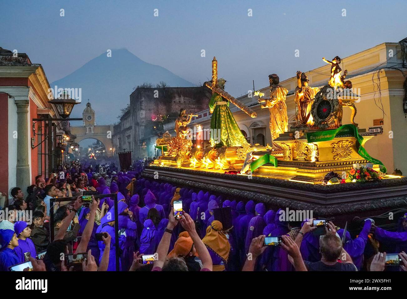 Antigua, Guatemala. 27 mars 2024. Les Costaleros transportent l’énorme flotteur processionnel Jesús Nazareno del Milagro dans les rues pendant la traditionnelle Santa Semana célébrant la semaine Sainte, le 27 mars 2024 à Antigua, Guatemala. Les processions opulentes, les algèbres détaillées et les traditions séculaires attirent plus d'un million de personnes dans l'ancienne capitale. Crédit : Richard Ellis/Richard Ellis/Alamy Live News Banque D'Images