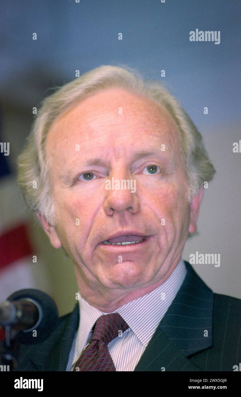 Joe Lieberman meurt à l'âge de 82 ans, USA. Joseph Isadore Lieberman (1942-2024) ancien sénateur américain, candidat démocrate à la vice-présidence avec Al Gore aux élections américaines de 2000 et candidat à la présidence de 2004 à la primaire démocrate, décédé le 27 mars 2024 à New York. Lieberman est montré en train de parler le 20 novembre 2003, au Silicon Valley Commonwealth Club à Palo Alto, en Californie. Le titre de son discours de campagne de 45 minutes était « les renards gardant les renards » critiquant l’actuel président républicain George W. Bush. Lieberman a servi six mandats en tant que sénateur des États-Unis (1988-2013). Banque D'Images