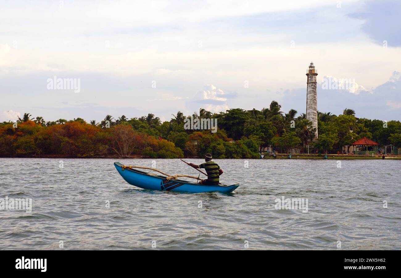 Pêcheur rentrant chez lui sur la lagune de Batticaloa, au Sri Lanka Banque D'Images