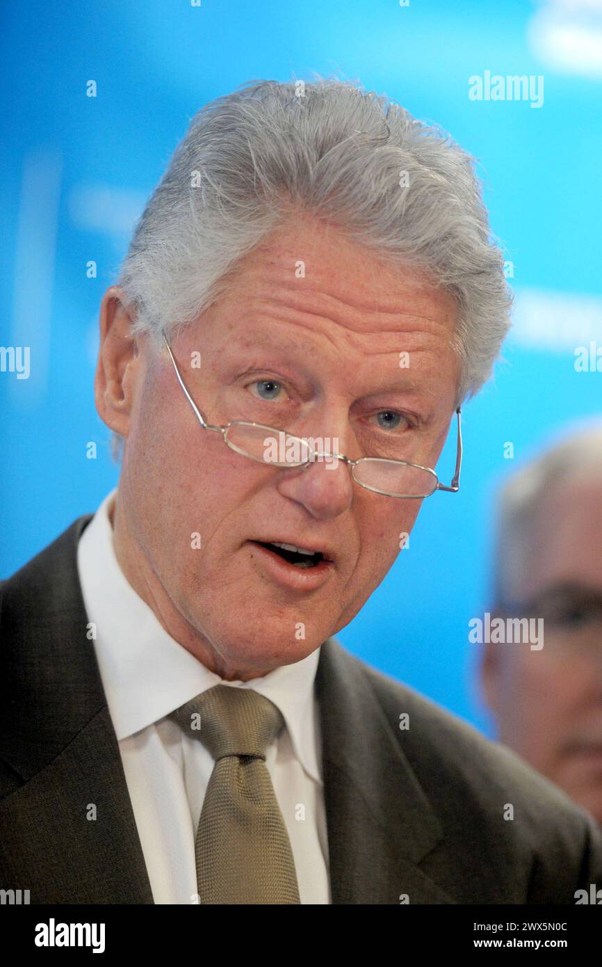 New YORK - 18 FÉVRIER : Bill Clinton, qui détient le statut honorifique de « premier président noir des États-Unis », a récemment pris place au bureau de « son peuple » à Harlem à la suite d'un gala accueillant dans la communauté historiquement noire. Au milieu de la pompe, de la cérémonie, de la musique et de milliers de personnes réunies au Adam Clayton Powell Jr. State Office Building plaza, Clinton avait l'air d'avoir fait une autre campagne présidentielle au lieu d'ouvrir ses bureaux. L'ex-président a chanté doo-wop avec le chœur des garçons de Harlem et a embrassé plusieurs saxophonistes lorsqu'il les a joints, Banque D'Images