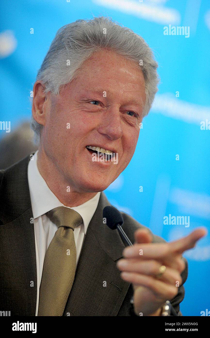 New YORK - 18 FÉVRIER : Bill Clinton, qui détient le statut honorifique de « premier président noir des États-Unis », a récemment pris place au bureau de « son peuple » à Harlem à la suite d'un gala accueillant dans la communauté historiquement noire. Au milieu de la pompe, de la cérémonie, de la musique et de milliers de personnes réunies au Adam Clayton Powell Jr. State Office Building plaza, Clinton avait l'air d'avoir fait une autre campagne présidentielle au lieu d'ouvrir ses bureaux. L'ex-président a chanté doo-wop avec le chœur des garçons de Harlem et a embrassé plusieurs saxophonistes lorsqu'il les a joints, Banque D'Images