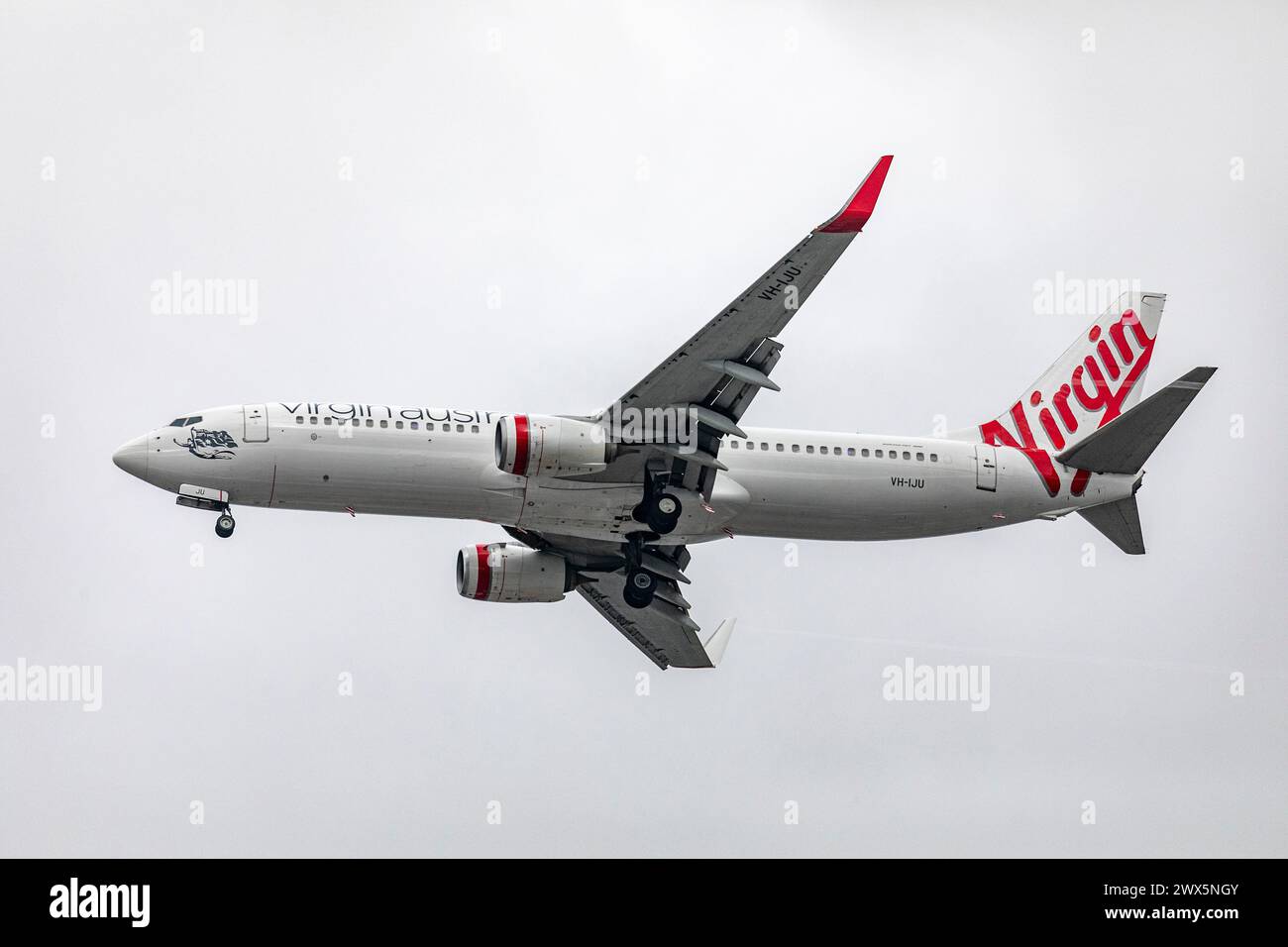 Virgin Australia avion de vol, un Boeing 737, volant au-dessus de Sydney alors qu'il se dirige vers l'aéroport St Sydney Kingsford smith, Australie, 2024 Banque D'Images