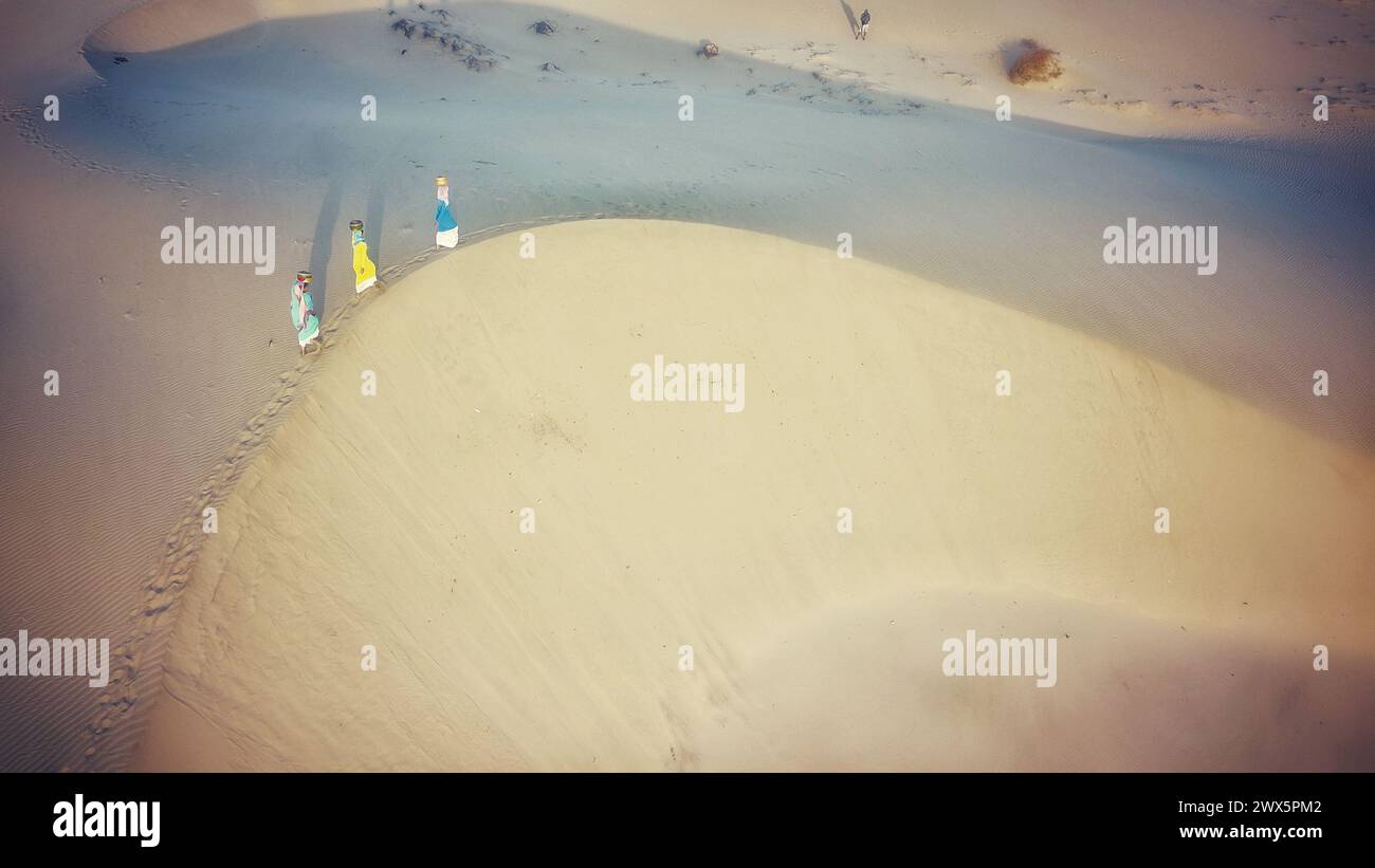 Femme marchant sur la vue aérienne des dunes de sable du désert à Ninh Thuan, Vietnam Banque D'Images