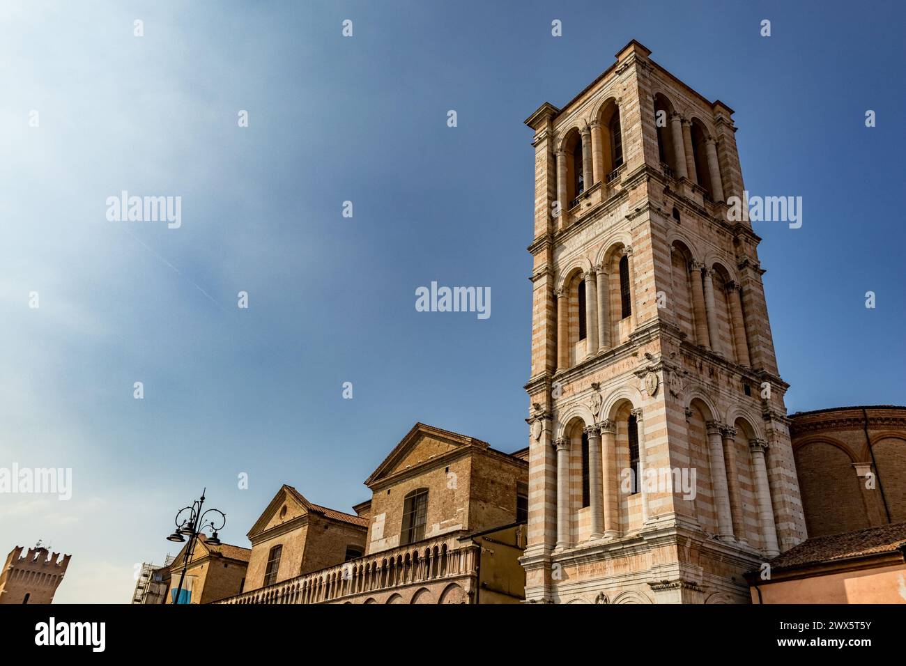 Tour de l'église éclairée par la lumière du soleil, Comacchio, pays Italie, région Emilie-Romagne, Province Ferrare (FE) Banque D'Images