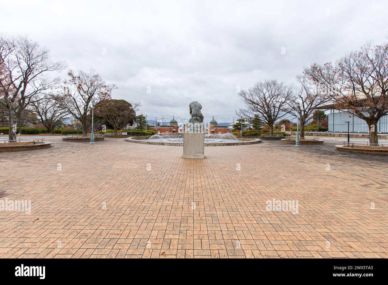 Kyoto, JAPON - 5 décembre 2021 : statue du penseur de Rodin près de la fondation de l'eau dans le jardin du Musée national de Kyoto. Banque D'Images