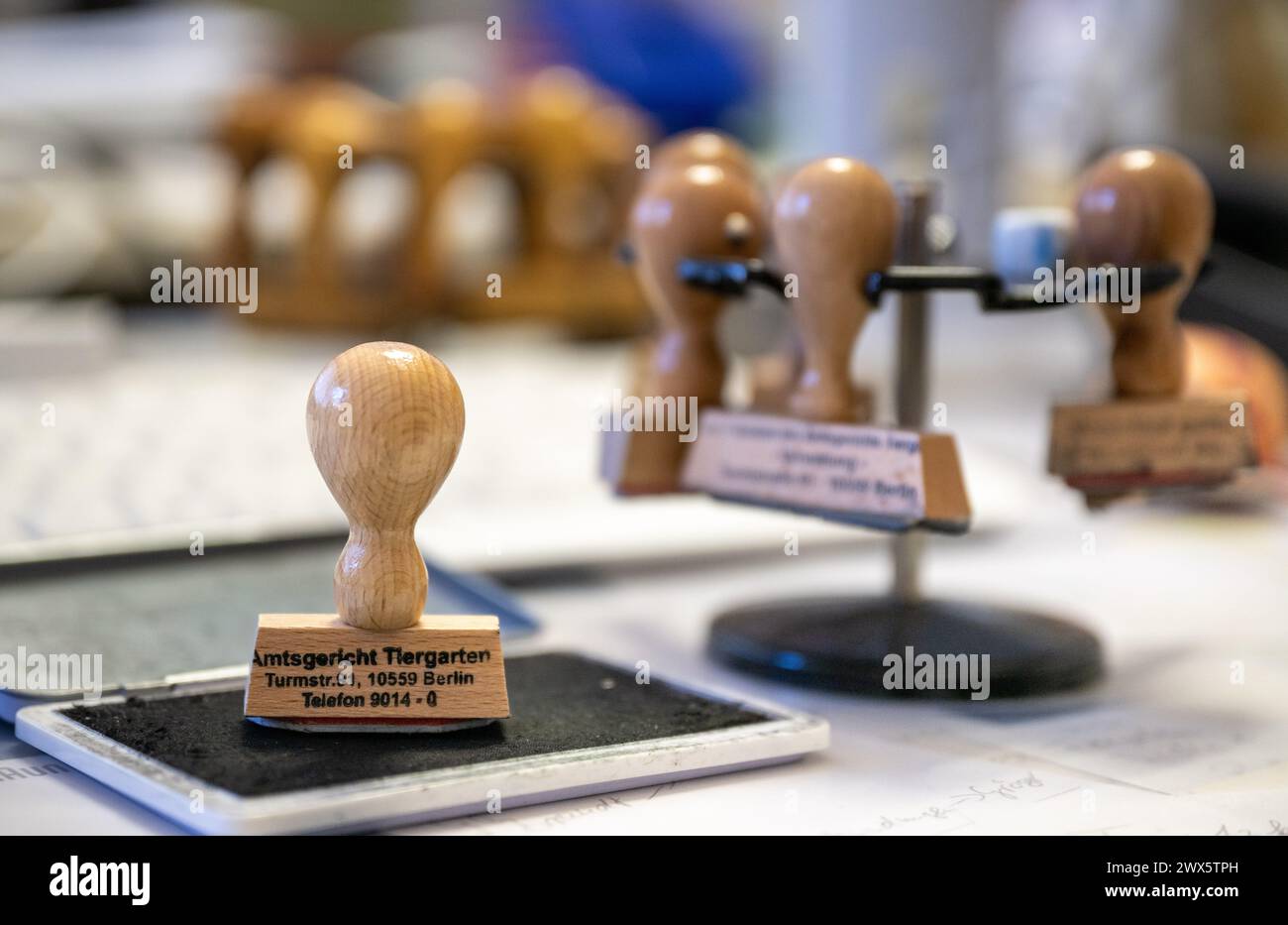 Berlin, Allemagne. 27 mars 2024. Un timbre avec l'inscription 'Amtsgericht Tiergarten' est sur un bloc-timbre dans un bureau du tribunal pénal de Moabit. Crédit : Monika Skolimowska/dpa/Alamy Live News Banque D'Images