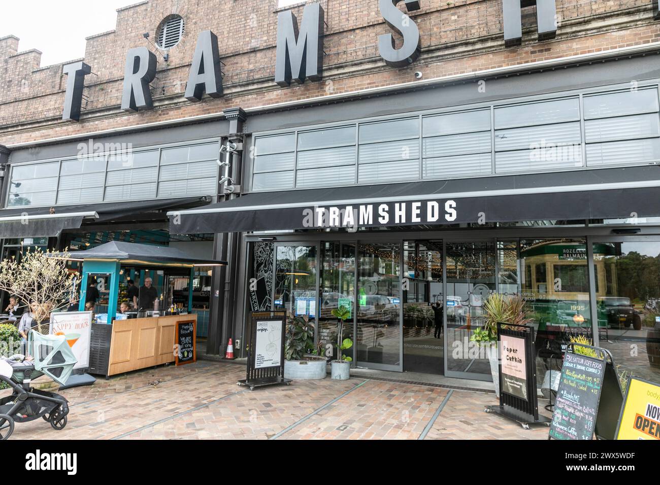 Le tramway de Sydney met à la disposition de la nourriture et des cafés dans le Forest Lodge près de Glebe, conversion de l'ancien dépôt de tramways de Rozelle, aujourd'hui quartier de vente au détail, Sydney, Australie Banque D'Images
