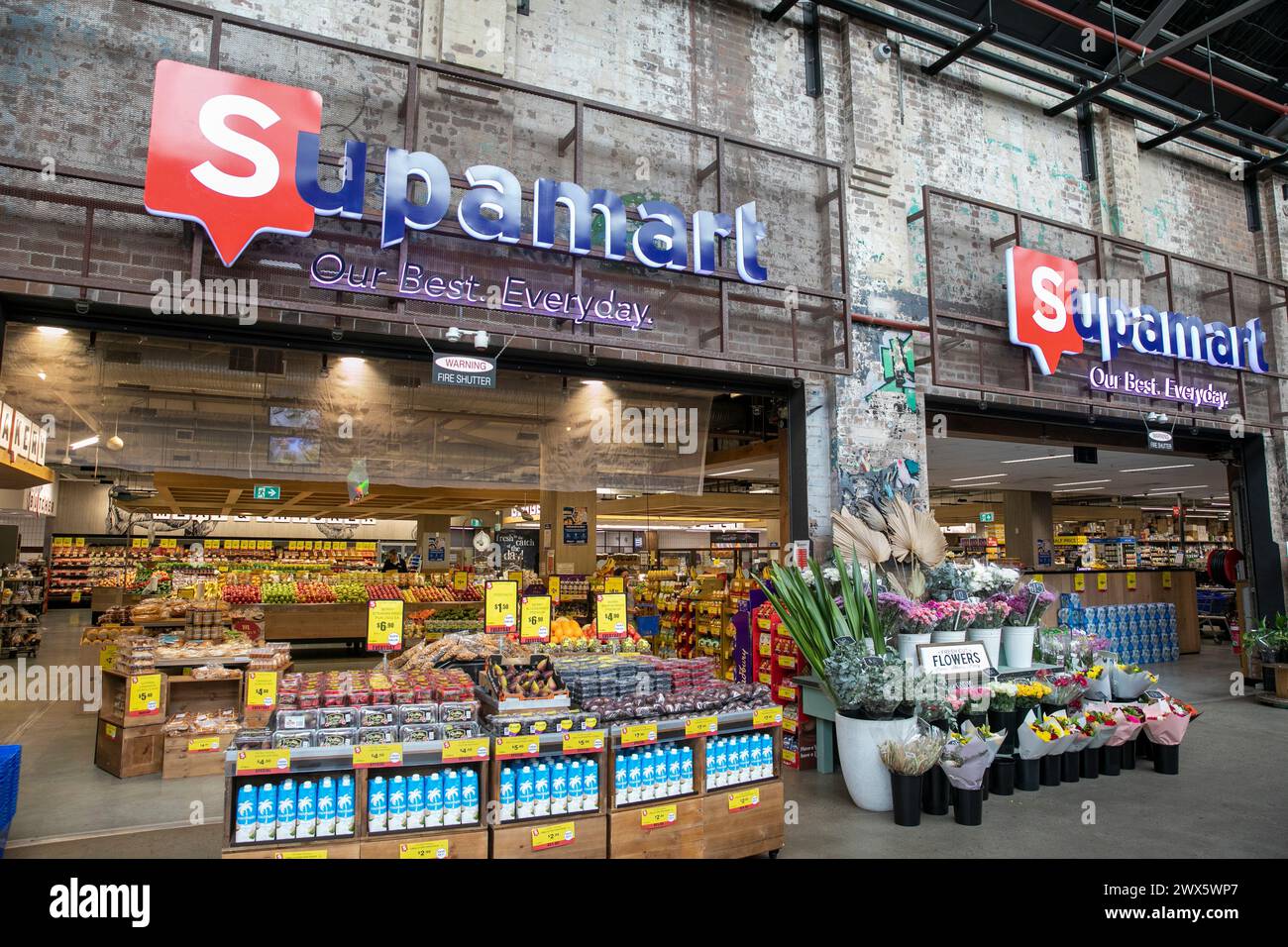 Tramsheds, Forest Lodge à Sydney, Supamart IGA supermarché dans l'ancien bâtiment de dépôt de tramway Rozelle maintenant un quartier populaire de nourriture et de boissons, 2024 Banque D'Images