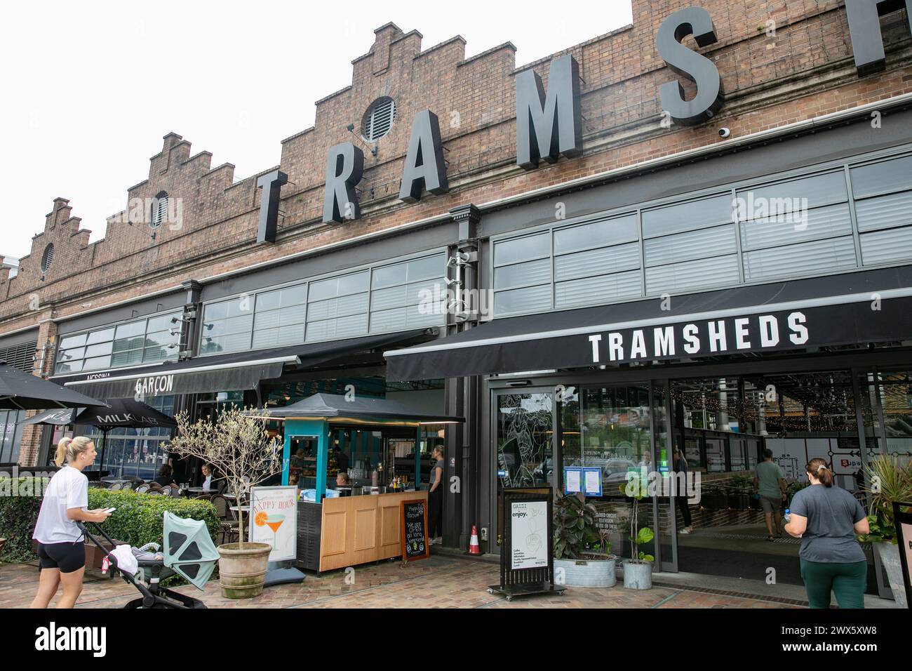 Le tramway de Sydney met à la disposition de la nourriture et des cafés dans le Forest Lodge près de Glebe, conversion de l'ancien dépôt de tramways de Rozelle, aujourd'hui quartier de vente au détail, Sydney, Australie Banque D'Images