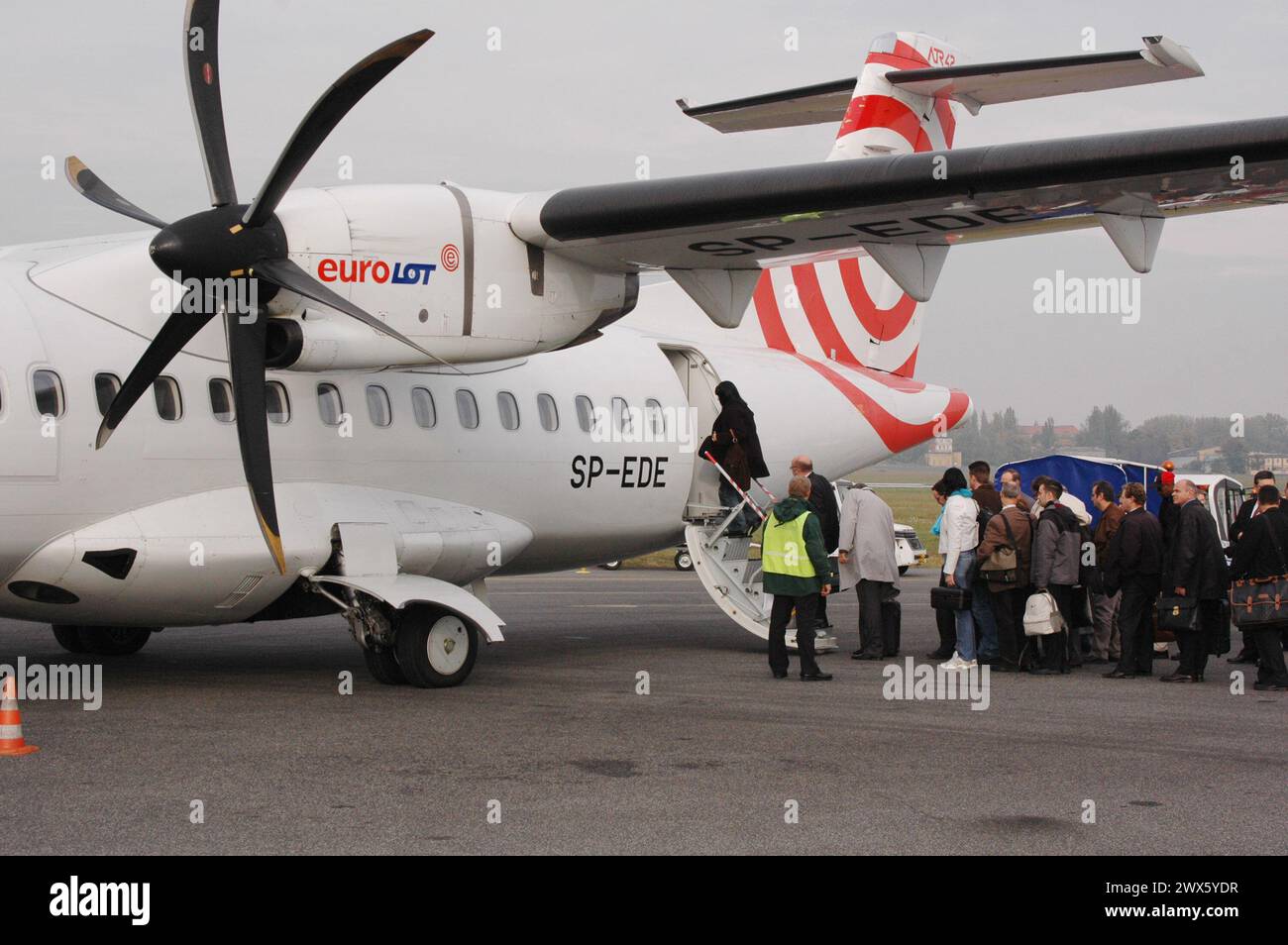 Passagers à bord de la compagnie aérienne polonaise Eurolot aéroport de Poznan Poznan Pologne .(photo de Francis Dean/Dean Pictures) Banque D'Images