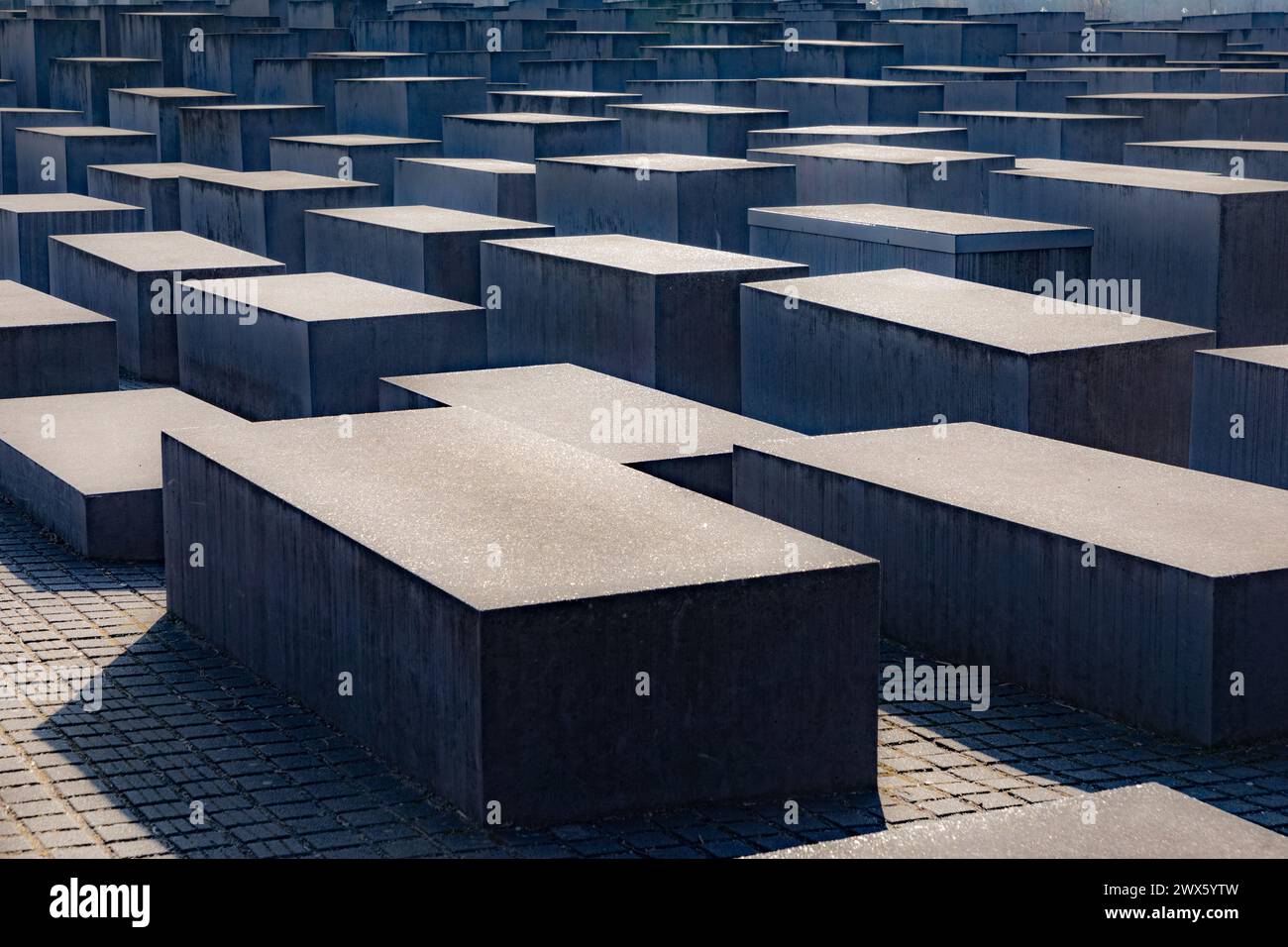 Berlin, Allemagne - 19 mars 2024 : Mémorial aux Juifs assassinés d'Europe. Un mémorial de l'Holocauste avec 2 710 colonnes de béton formant le champ de la stèle Banque D'Images
