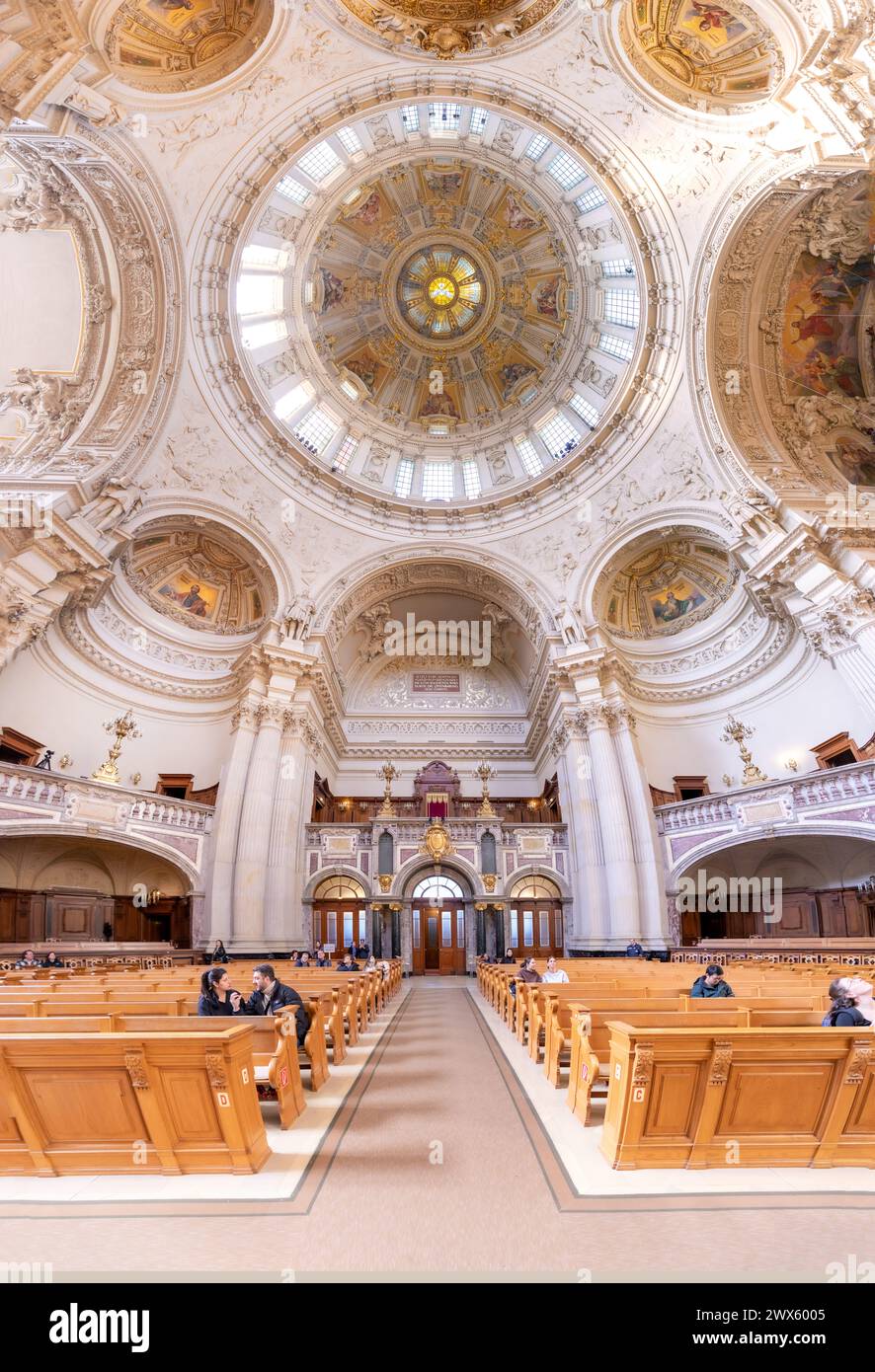 Berlin, Allemagne - 19 mars 2024 : intérieur de la cathédrale de Berlin - Berliner Dom -. La cathédrale actuelle a été construite en 1894-1905 dans la haute Rena italienne Banque D'Images